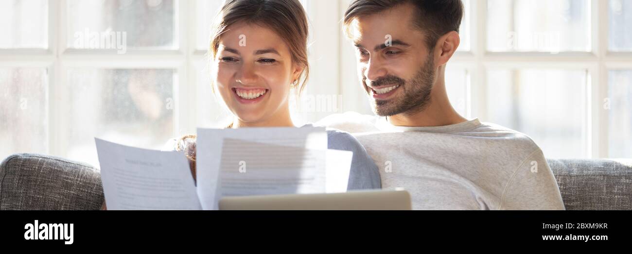 Paar lesen Dokumente überprüfen Bankkontobilanz fühlt sich zufrieden Stockfoto