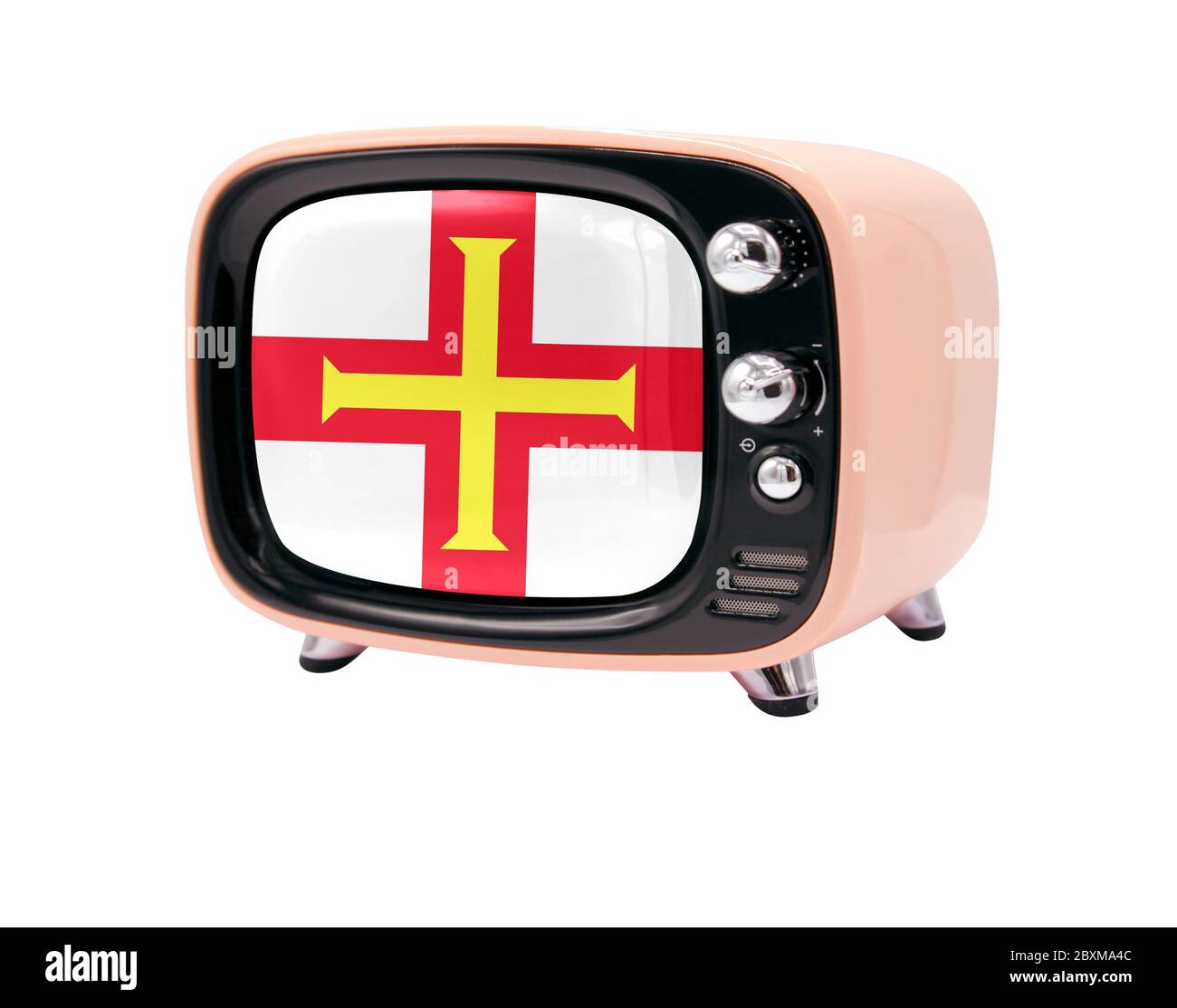 Der Retro-alte Fernseher ist vor einem weißen Hintergrund mit der Flagge von Guernsey isoliert Stockfoto