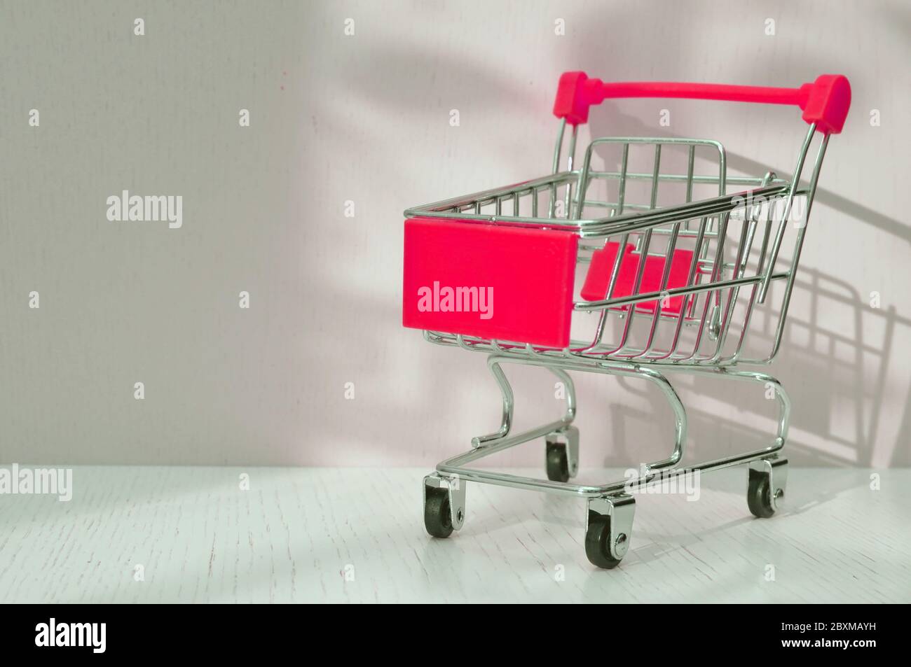 Spielzeugkorb für den Supermarkt für das Spiel. Stockfoto