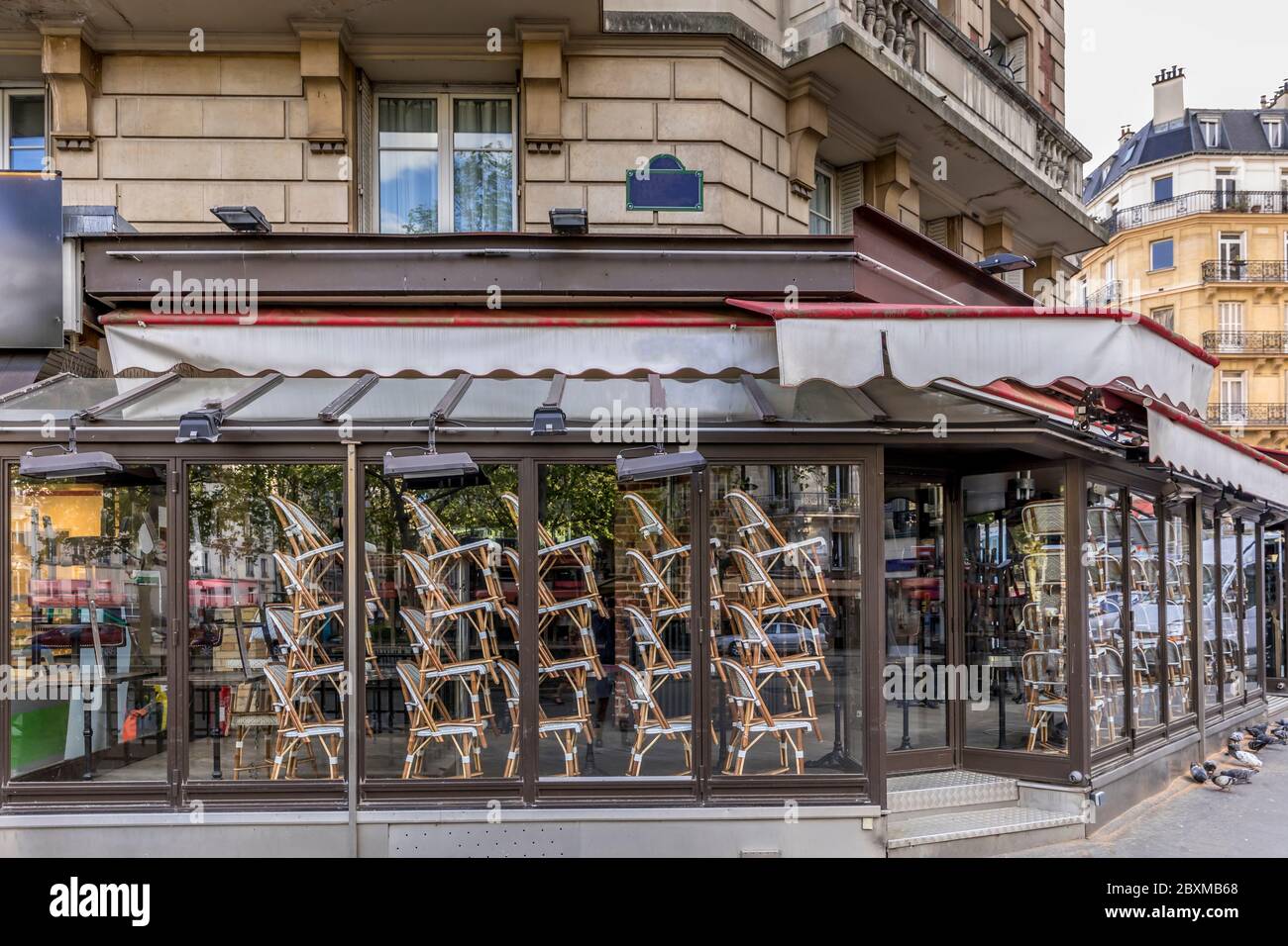 Paris, Frankreich - 17. April 2020: Die Brasserie am Boulevard Saint Germain ist wegen der Epidemie des Coronavirus COVID19 in Paris geschlossen. Leerer Balken, Stockfoto