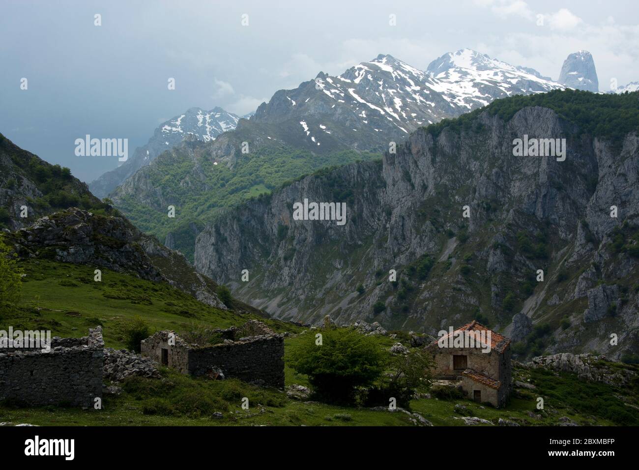 Aufgegebene Siedlung im Nationalpark Picos de Europa am Fuss des PICU Uriellu Stockfoto