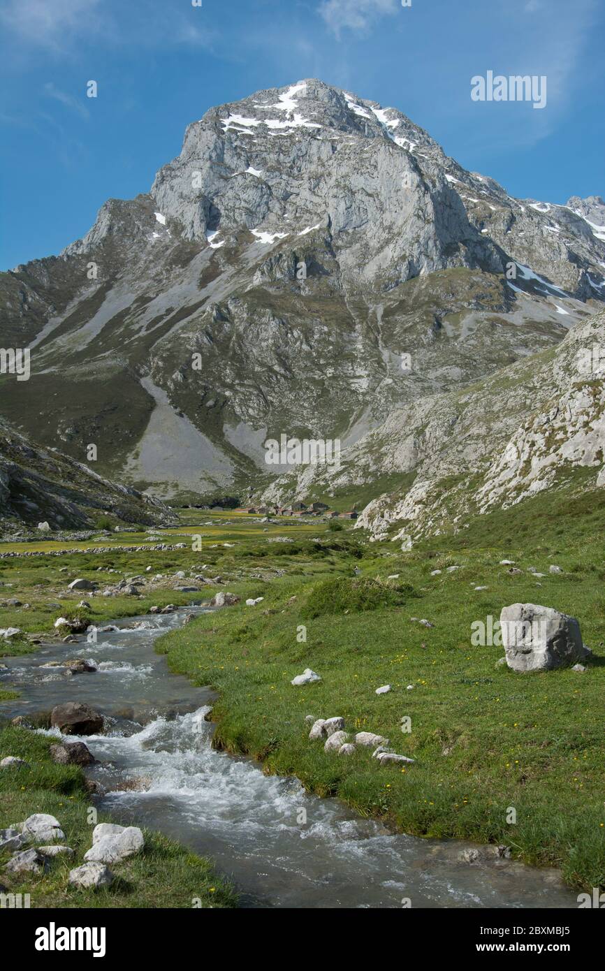 Blick auf die Siedlung Vegas de Sotres im Nationalpark Picos de Europa Stockfoto