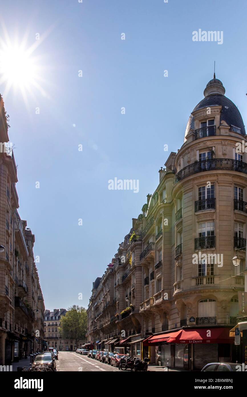 Paris, Frankreich - 13. April 2020: Typische haussmann-Gebäude in Paris am linken Seineufer während der Eindämmungsmaßnahmen aufgrund von Covid-19 V Stockfoto