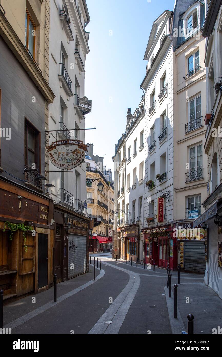 Paris, Frankreich - 13. April 2020: Typische haussmann-Gebäude und Restaurant im quartier latin in Paris am linken seine-Ufer während der Conta Stockfoto