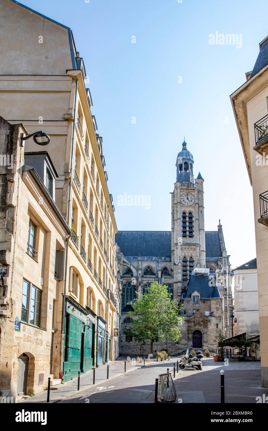 Paris, Frankreich - 13. April 2020: Blick auf die Kirche St Etienne du Mont in der Nähe des Pantheons in Paris während der Eindämmungsmaßnahmen wegen Covid-19 Stockfoto