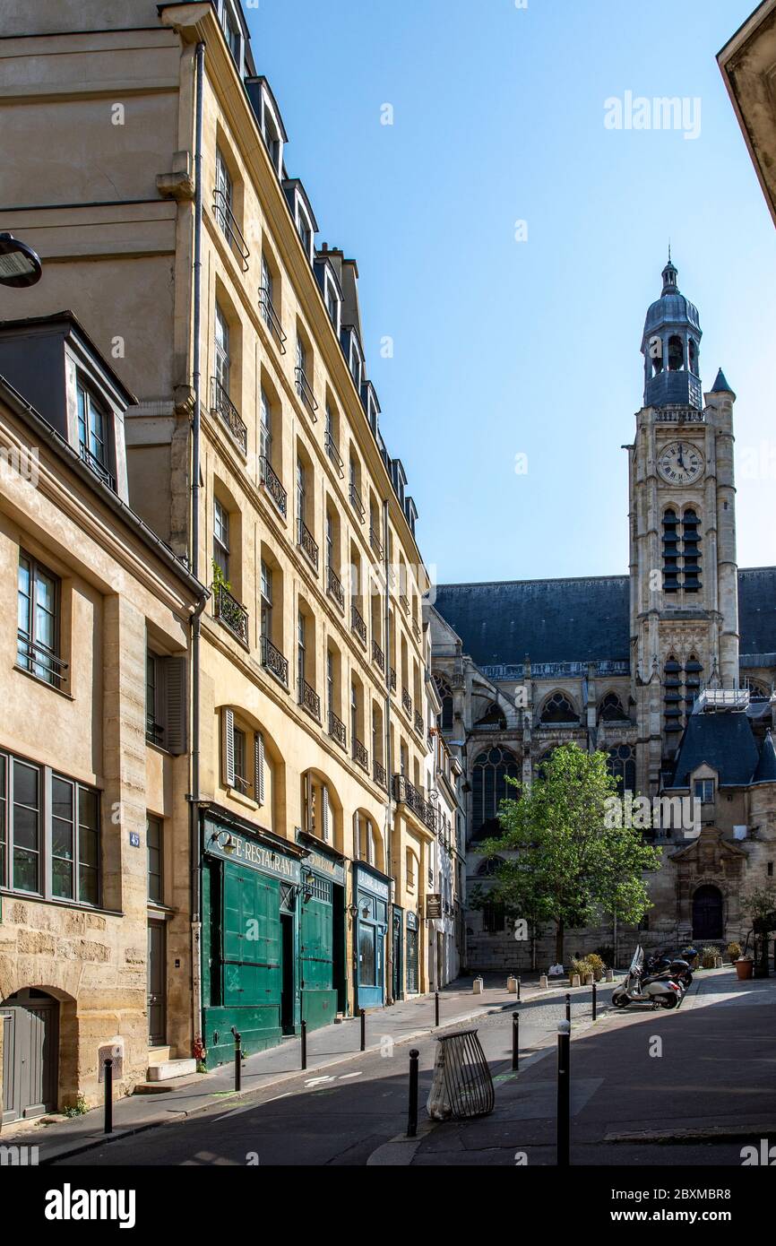 Paris, Frankreich - 13. April 2020: Blick auf die Kirche St Etienne du Mont in der Nähe des Pantheons in Paris während der Eindämmungsmaßnahmen wegen Covid-19 Stockfoto