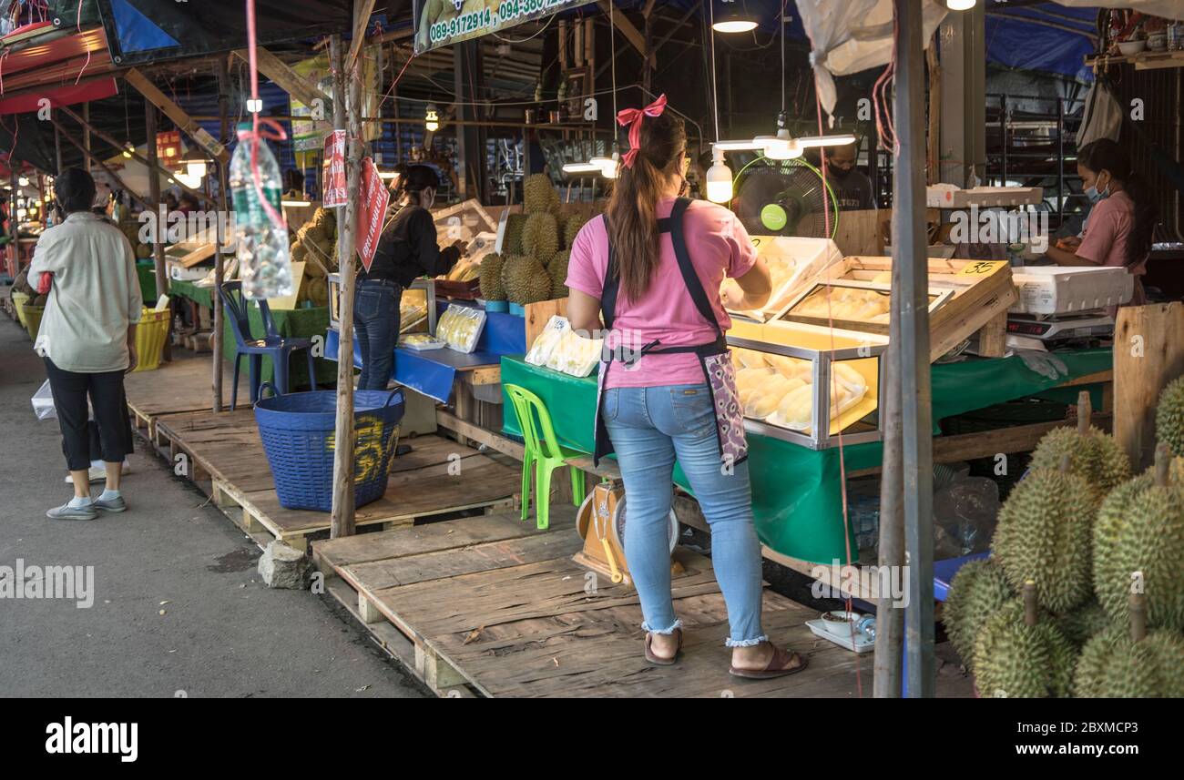 Der Obstmarkt befand sich in einer neuen normalen Lebenssituation, Bangkok Thailand Stockfoto