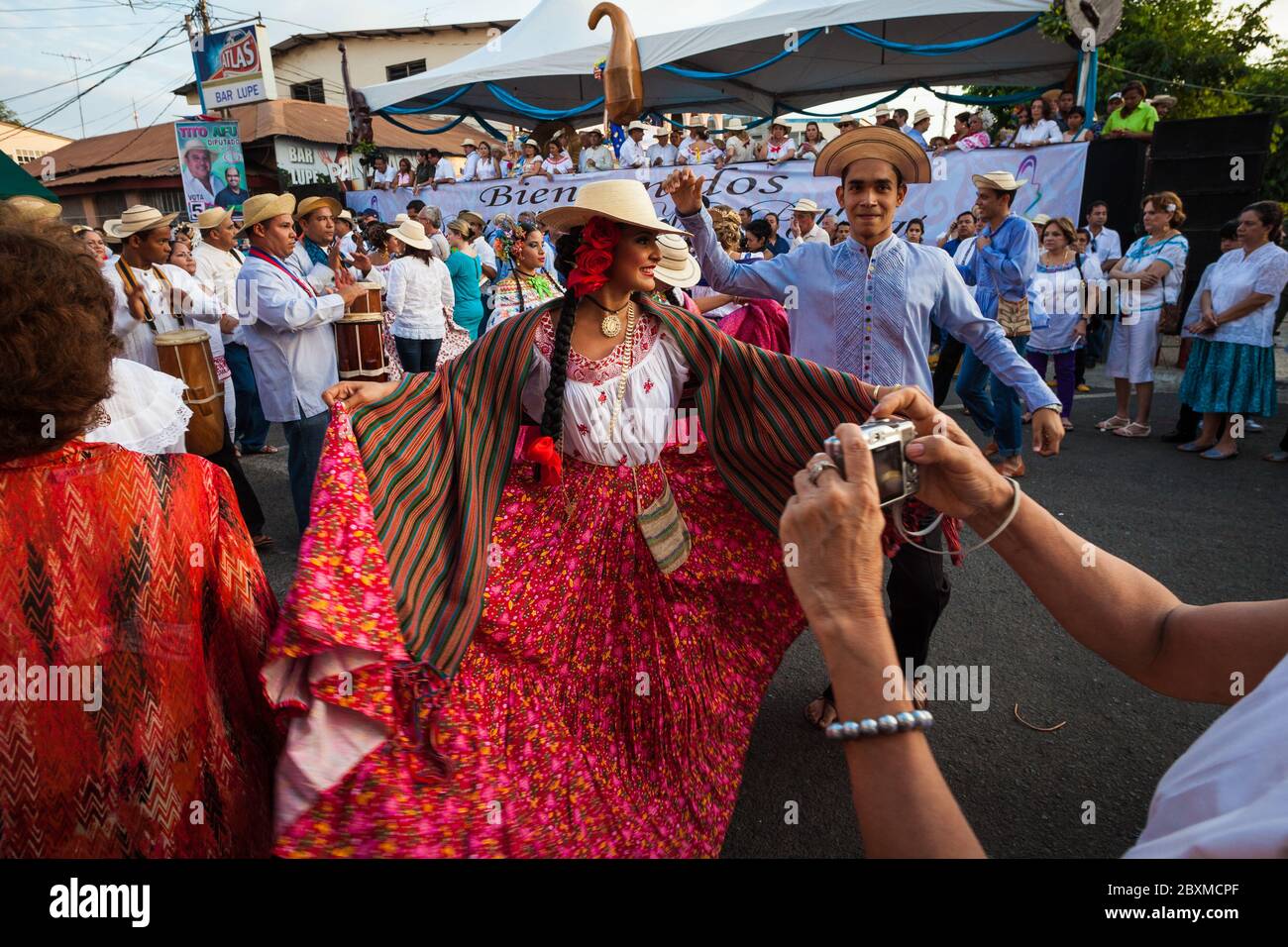 Frau in pollera während der jährlichen Veranstaltung "El desfile de las mil polleras" (tausend polleras) in Las Tablas, Los Santos Provinz, Republik Panama. Stockfoto