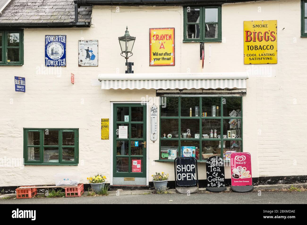 Das Postamt und Geschäft im kleinen Dorf Begildy in Radnorshire an der walisischen Grenze Stockfoto
