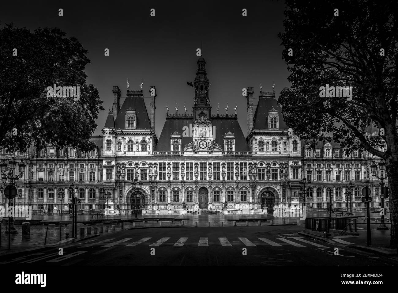 Paris, Frankreich - 28. April 2020: Rathaus von Paris in Frankreich während der Sperre wegen covid-19. Straßen sind leer Stockfoto