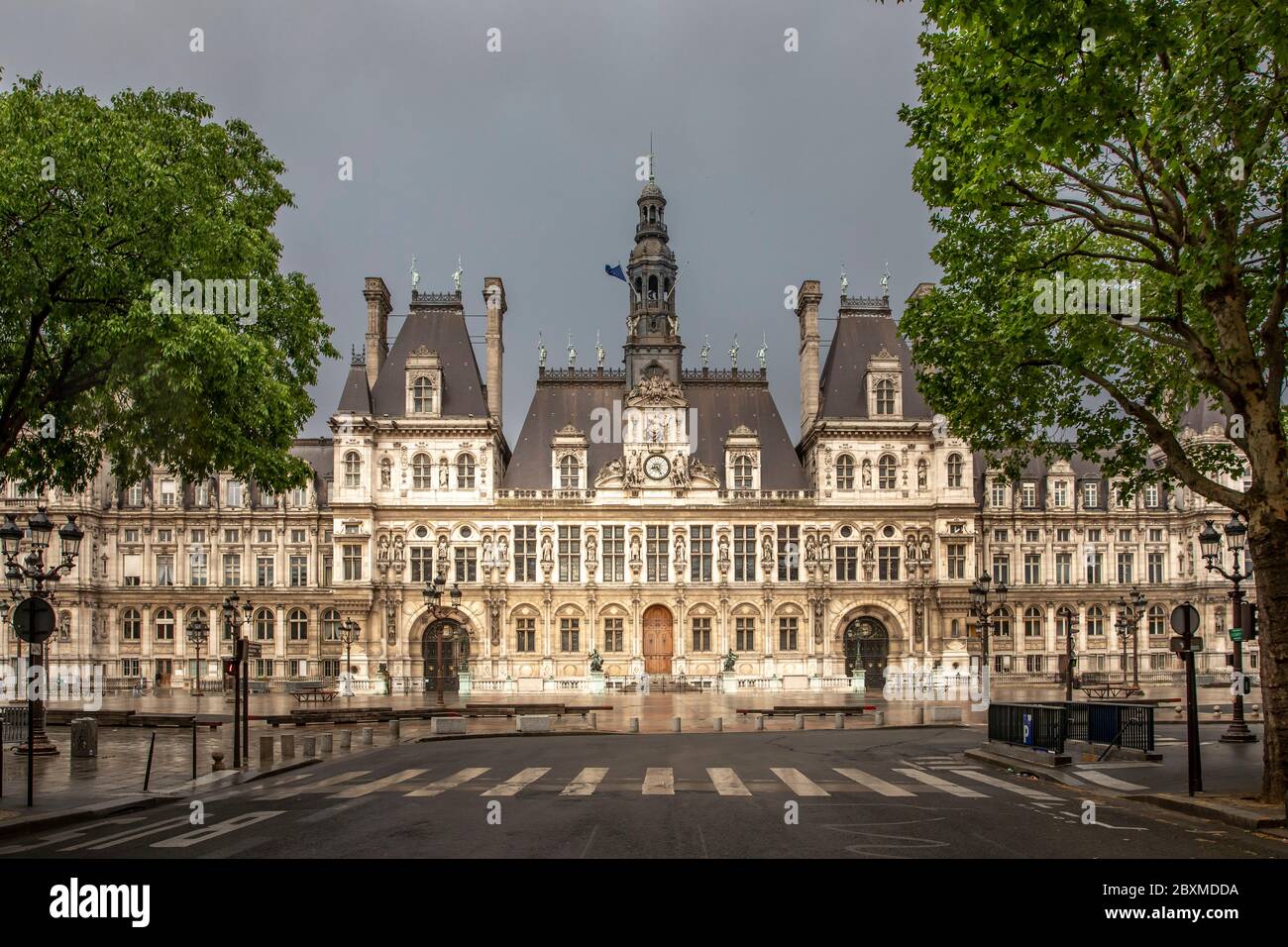 Paris, Frankreich - 28. April 2020: Rathaus von Paris in Frankreich während der Sperre wegen covid-19. Straßen sind leer Stockfoto