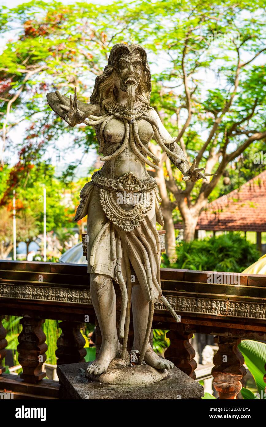 Calon Arang ist eine Figur in javanischer und balinesischer Folklore. Die Tradition nennt sie eine Hexe, einen Meister der schwarzen Magie. Wasserpalast von Tirta Gangga in EA Stockfoto