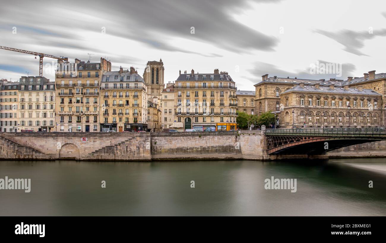Paris, Frankreich - 1. Mai 2020: Brücke über die seine und Notre Dame Kathedrale im Hintergrund Stockfoto