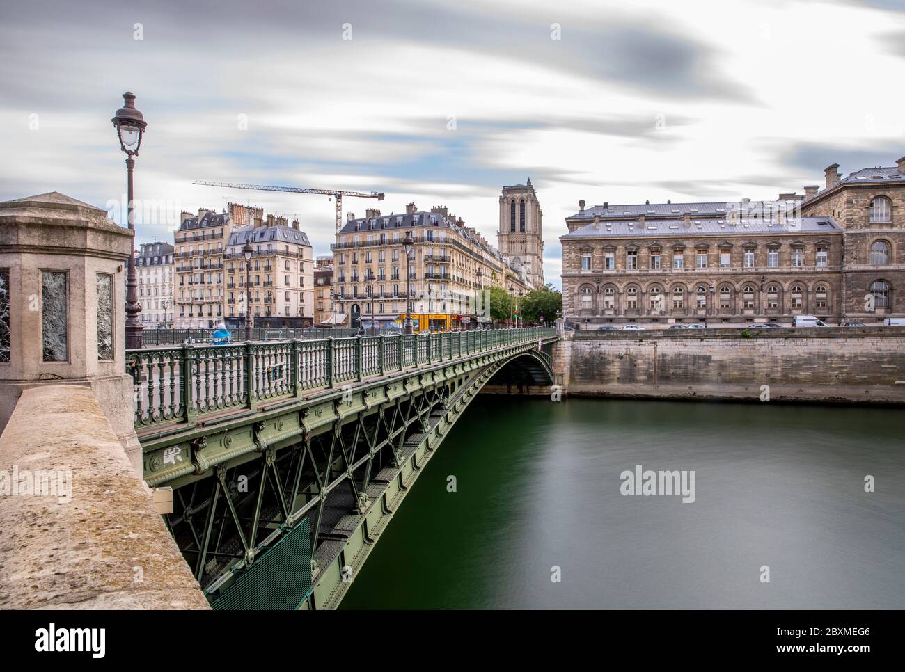 Paris, Frankreich - 1. Mai 2020: Brücke über die seine und Notre Dame Kathedrale im Hintergrund Stockfoto