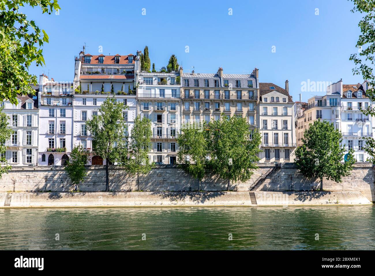 Paris, Frankreich - 6. Mai 2020: Typische Haussmann-Gebäude entlang der seine in Paris Stockfoto