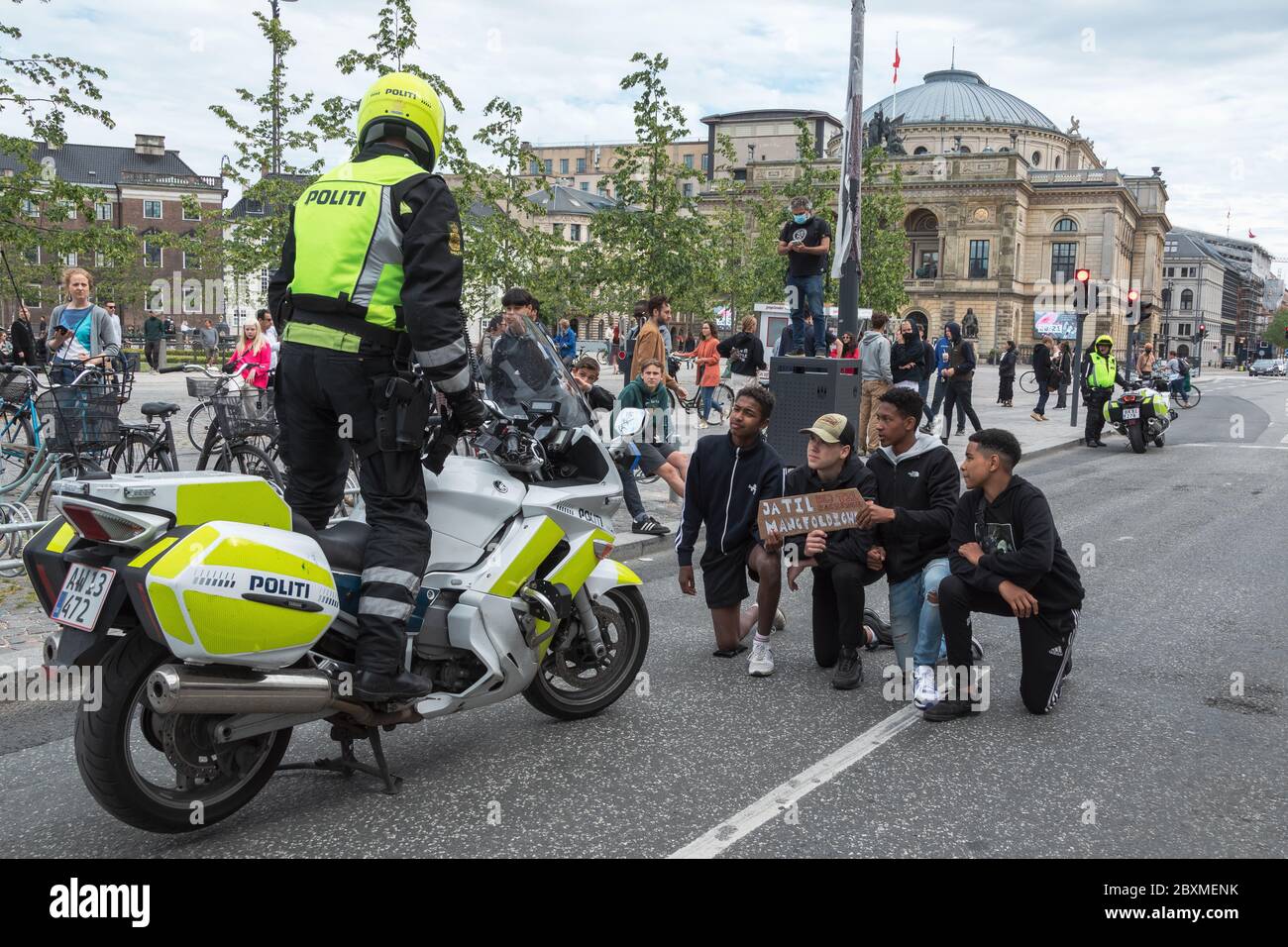 Demonstration für Black Lives Matter in Kopenhagen. Junge Leute knien vor dänischen Polizisten. Stockfoto