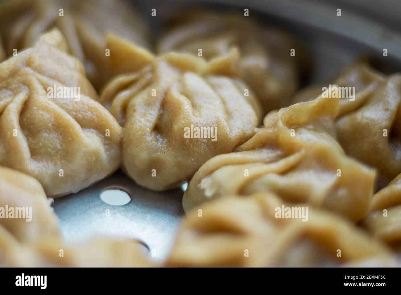 Blick von oben auf Chicken Momo Knödel Dimsum Snacks. Köstliche hausgemachte Speisen. Stockfoto