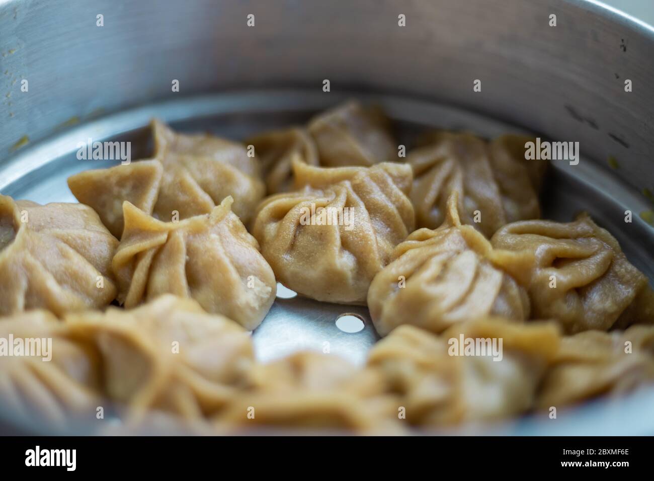 Blick von oben auf Chicken Momo Knödel Dimsum Snacks. Köstliche hausgemachte Speisen. Stockfoto