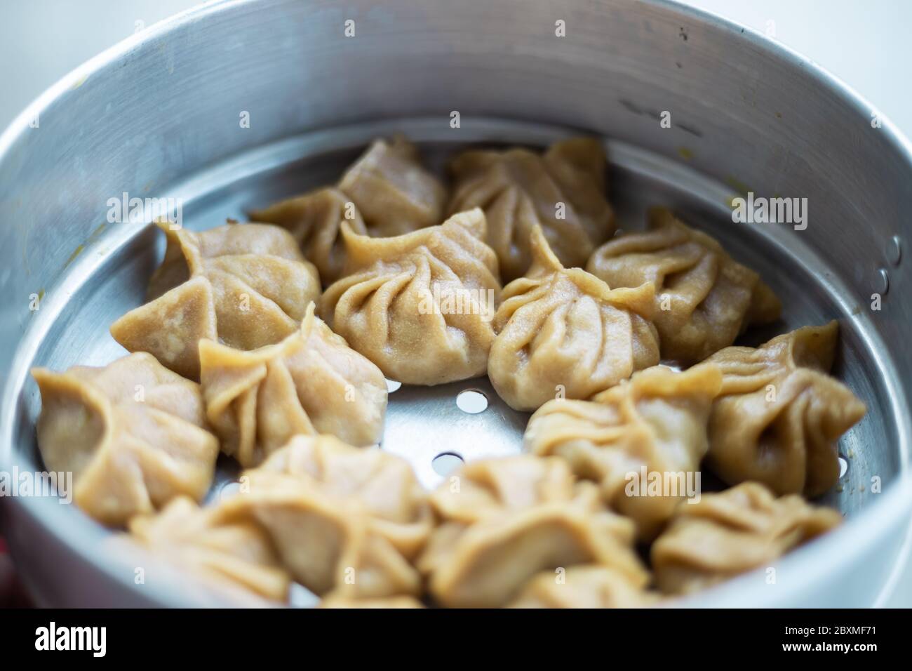 Blick von oben auf Chicken Momo Knödel Dimsum Snacks. Köstliche hausgemachte Speisen. Stockfoto