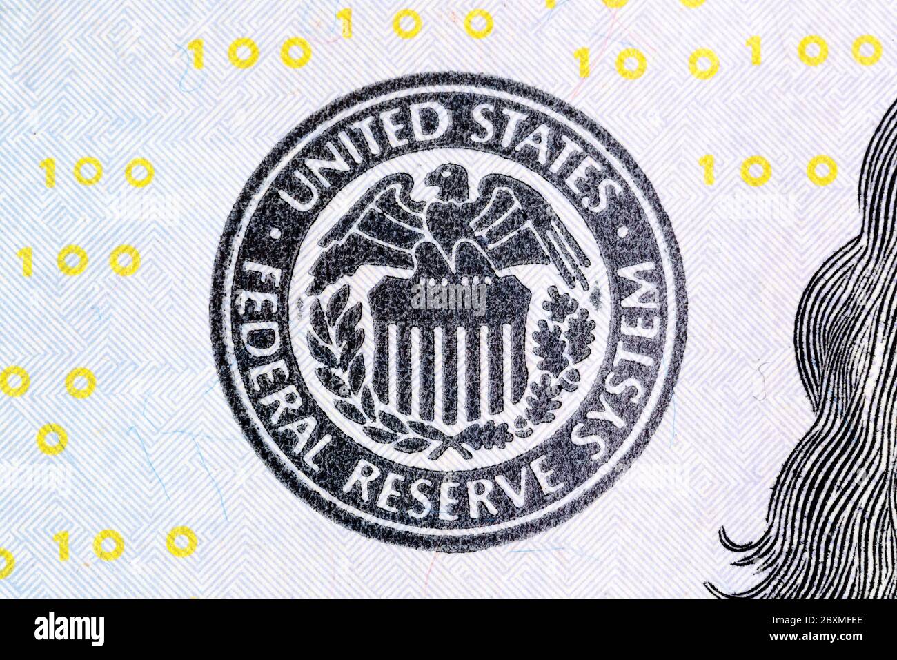 Makroaufnahme des US-amerikanischen Federal Reserve System unterzeichnen auf neuen 100-Dollar-Rechnung. Stockfoto