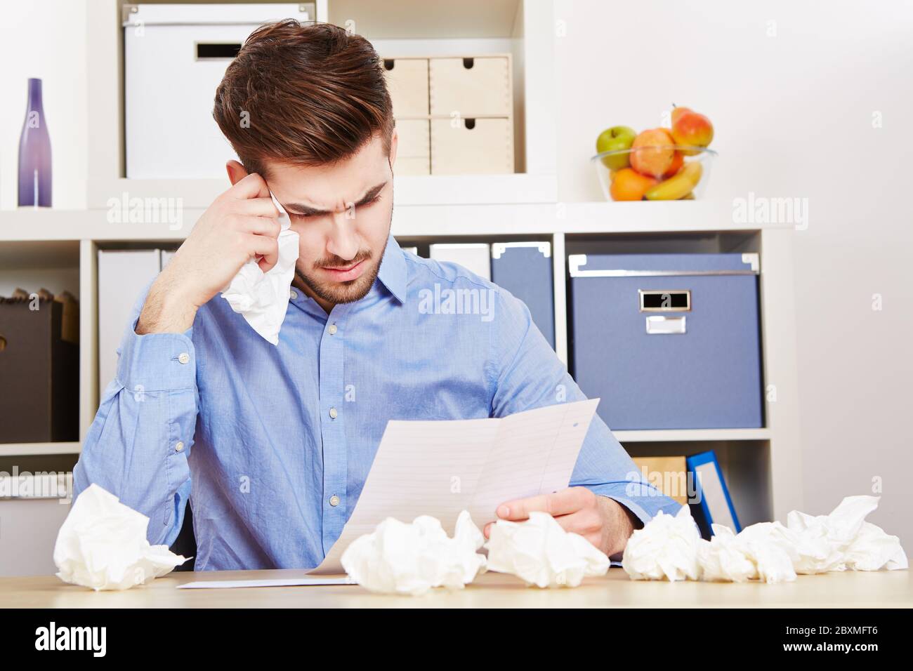 Mann mit Brief schreit in einem Taschentuch mit Liebeskummer Stockfoto