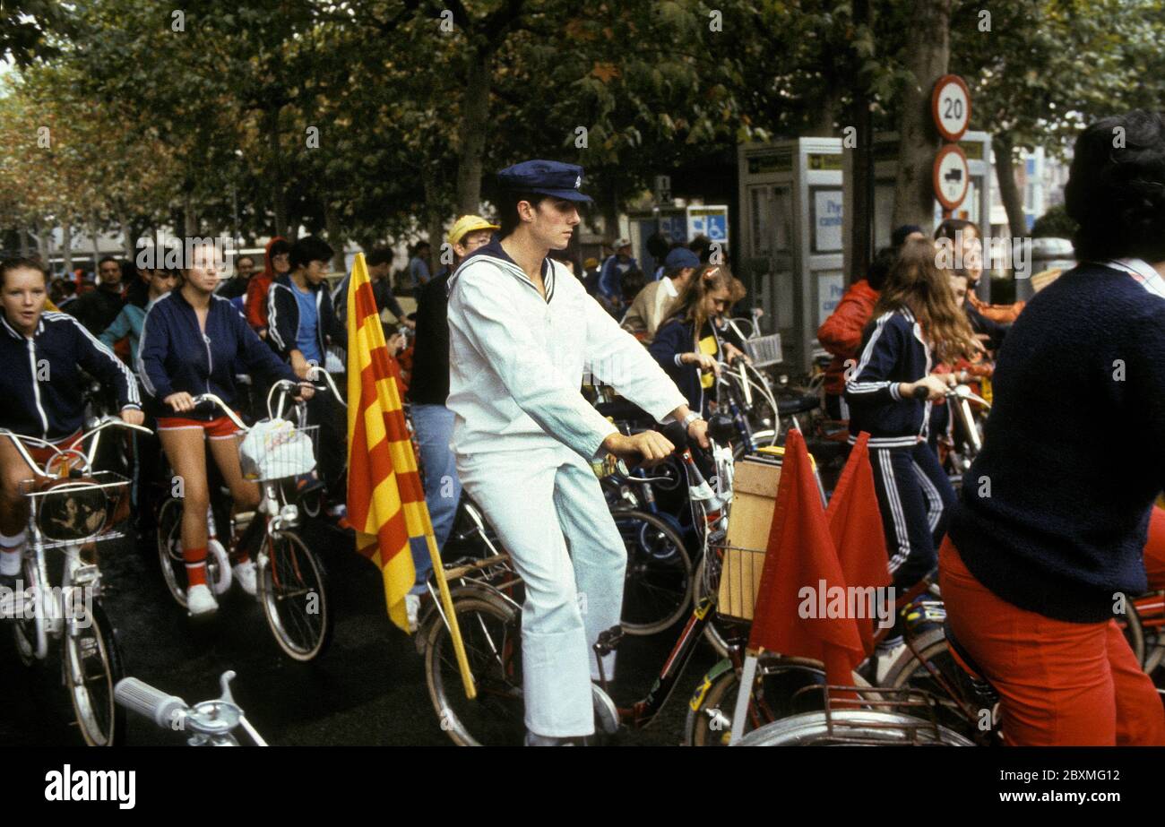 Amateur-Radfahrer versammeln sich im Jahr 1982 für eine große soziale Gruppe Fahrt in der Stadt Olot in Katalonien, Spanien Stockfoto