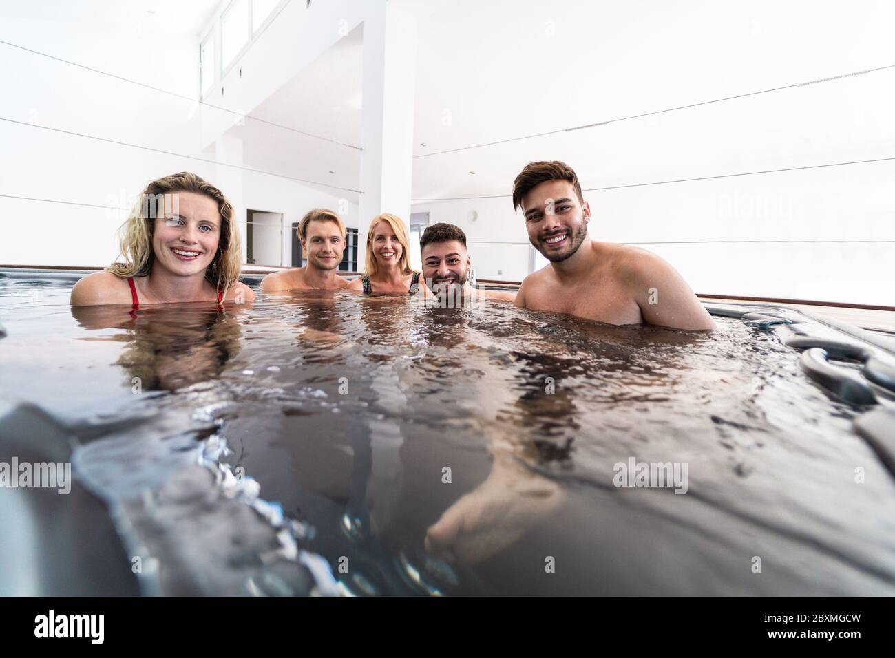 Gruppe von Freunden gemietet private Villa für Wochenende Urlaub Party - Alternative Feiertage und Urlaub während Coronavirus Ausbruch - Freundschaft und holi Stockfoto