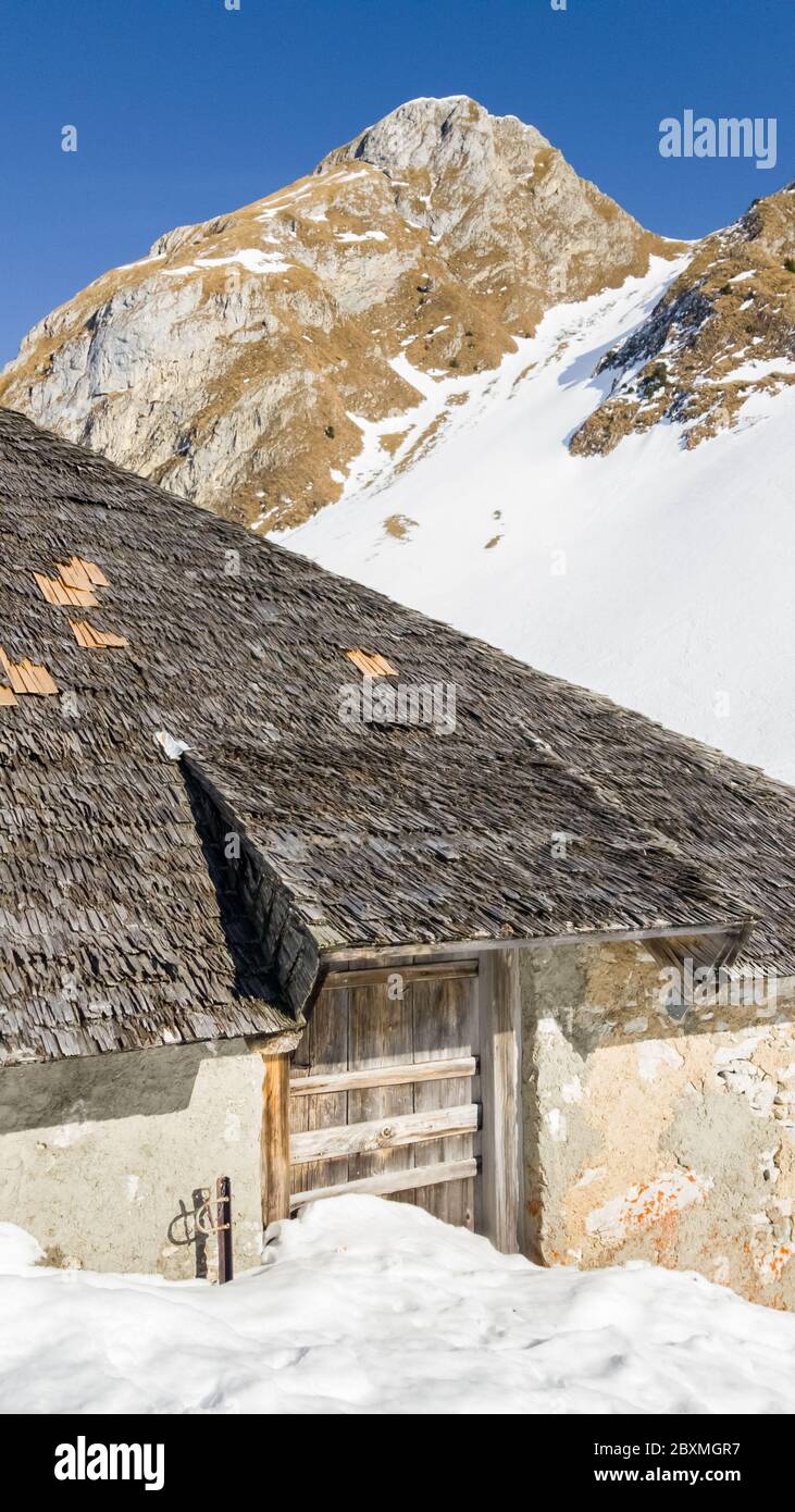 Chummlihütte im Naturpark Gantrisch im Winter schneebedeckte Bergkette im Kanton Bern, Berner Oberland, Schweizer Alpen, Schweiz Stockfoto