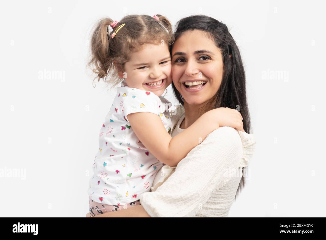 Porträt der glücklichen liebevollen Mutter und ihr Baby umarmen einander mit einem Smiley Gesicht. Hochwertige Fotos Stockfoto