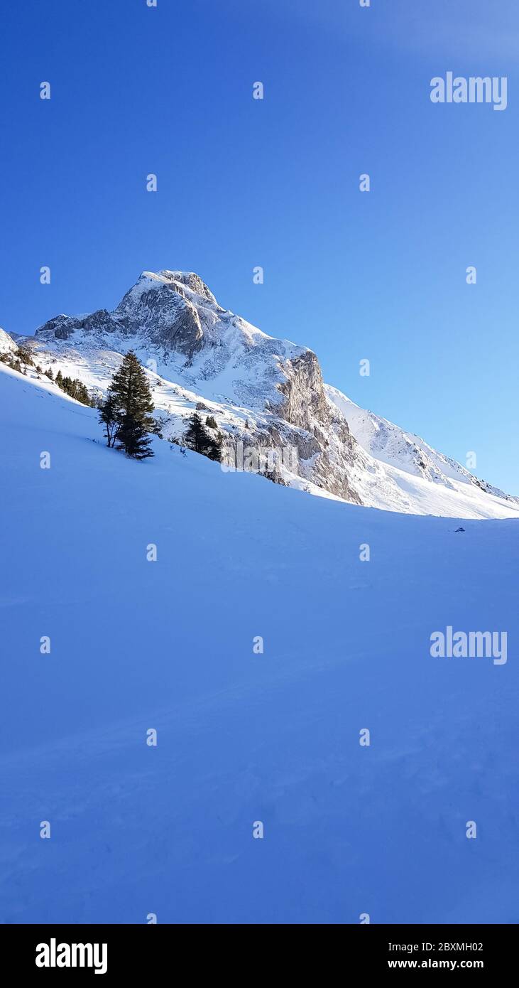 Naturpark Gantrisch im Winter schneebedeckte Bergkette im Kanton Bern, Berner Oberland, Schweizer Alpen, Schweiz Stockfoto