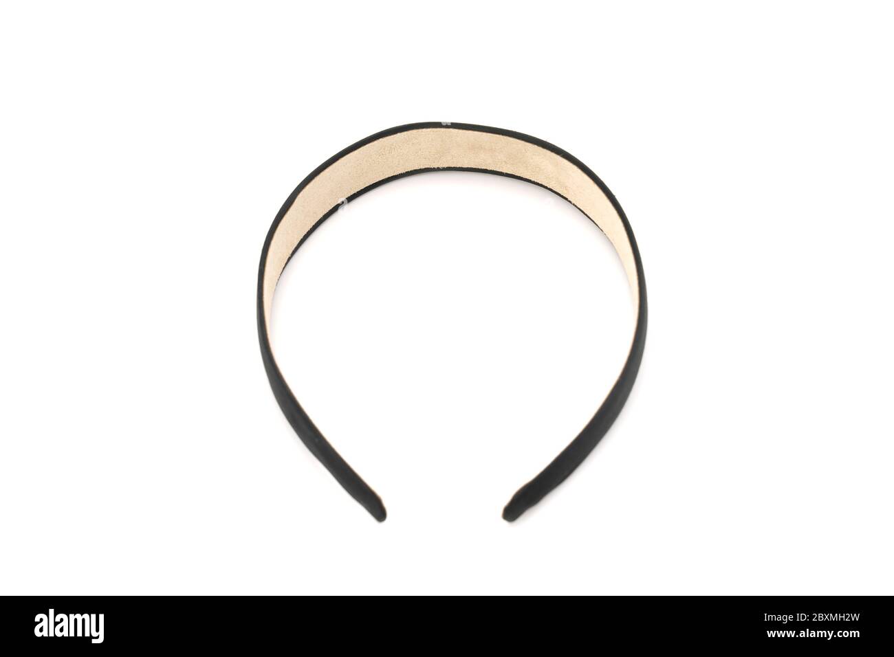 Isoliertes Schwarzes Haarband / Stirnband im Stuido-Licht mit weißem Hintergrund. Stockfoto