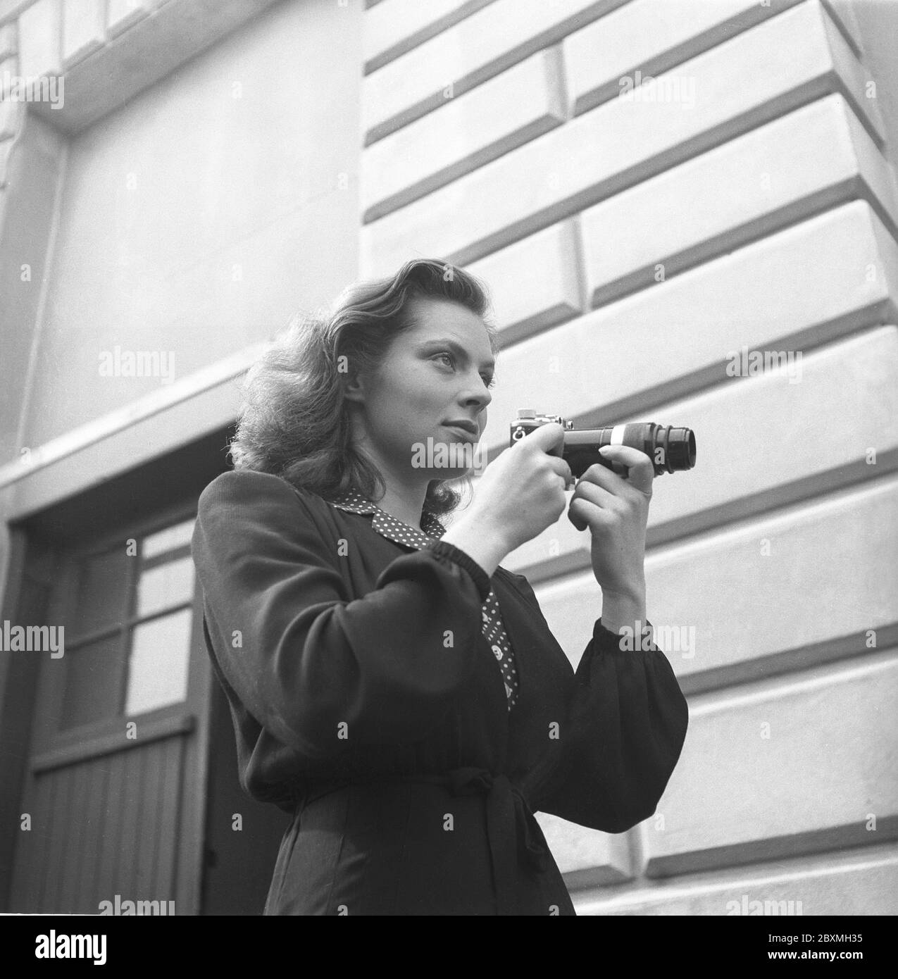 Viveca Lindfors. Schwedisch-Amerikanische Schauspielerin. 1920-1995. Neben ihrer Film- und Theaterlaufbahn war sie eine begeisterte Fotografin. Hier abgebildet beim Fotografieren mit einer Kamera und einem darauf montierten Teleskopobjektiv. Schweden 1943. Kristoffersson. Stockfoto