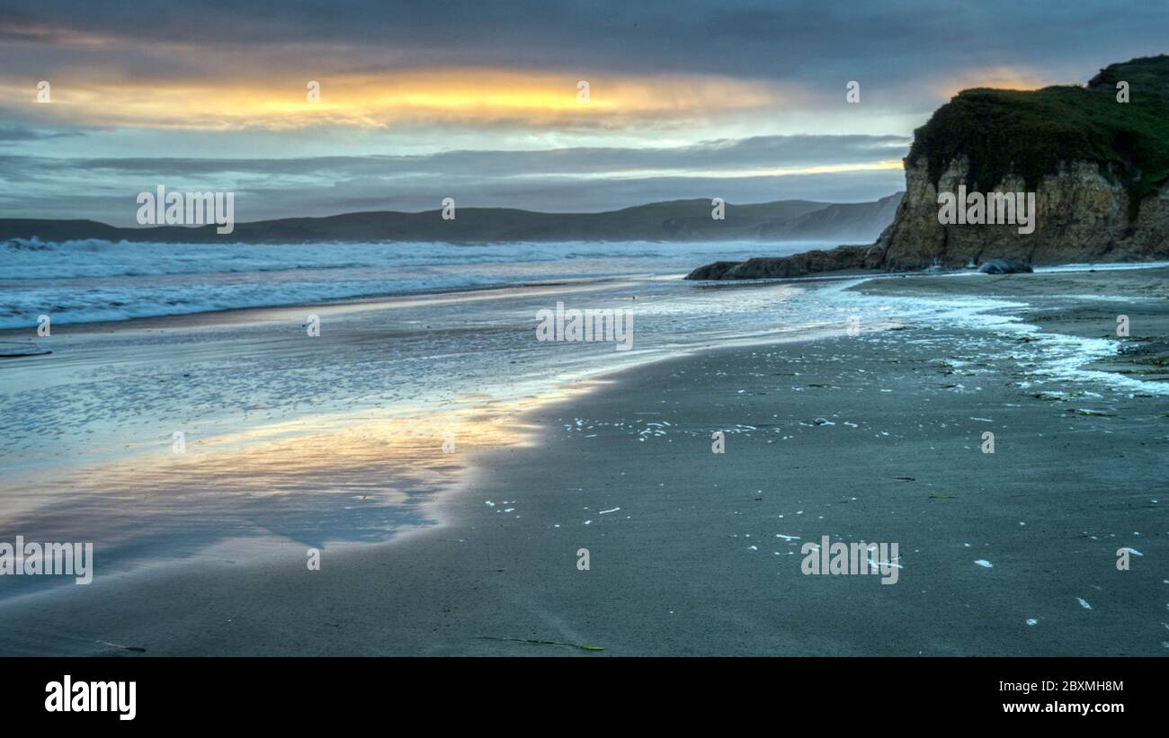 Sonnenuntergang am Drake's Beach, Point Reyes, Kalifornien Stockfoto