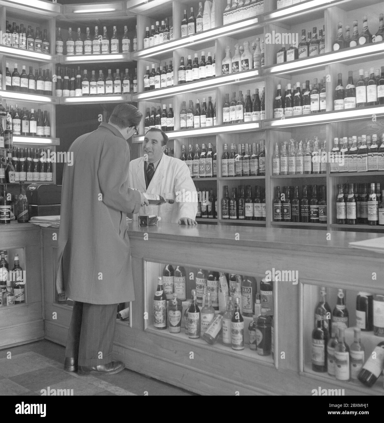 London in den 1950er Jahren. Spirituosengeschäft London 1952 Stockfoto