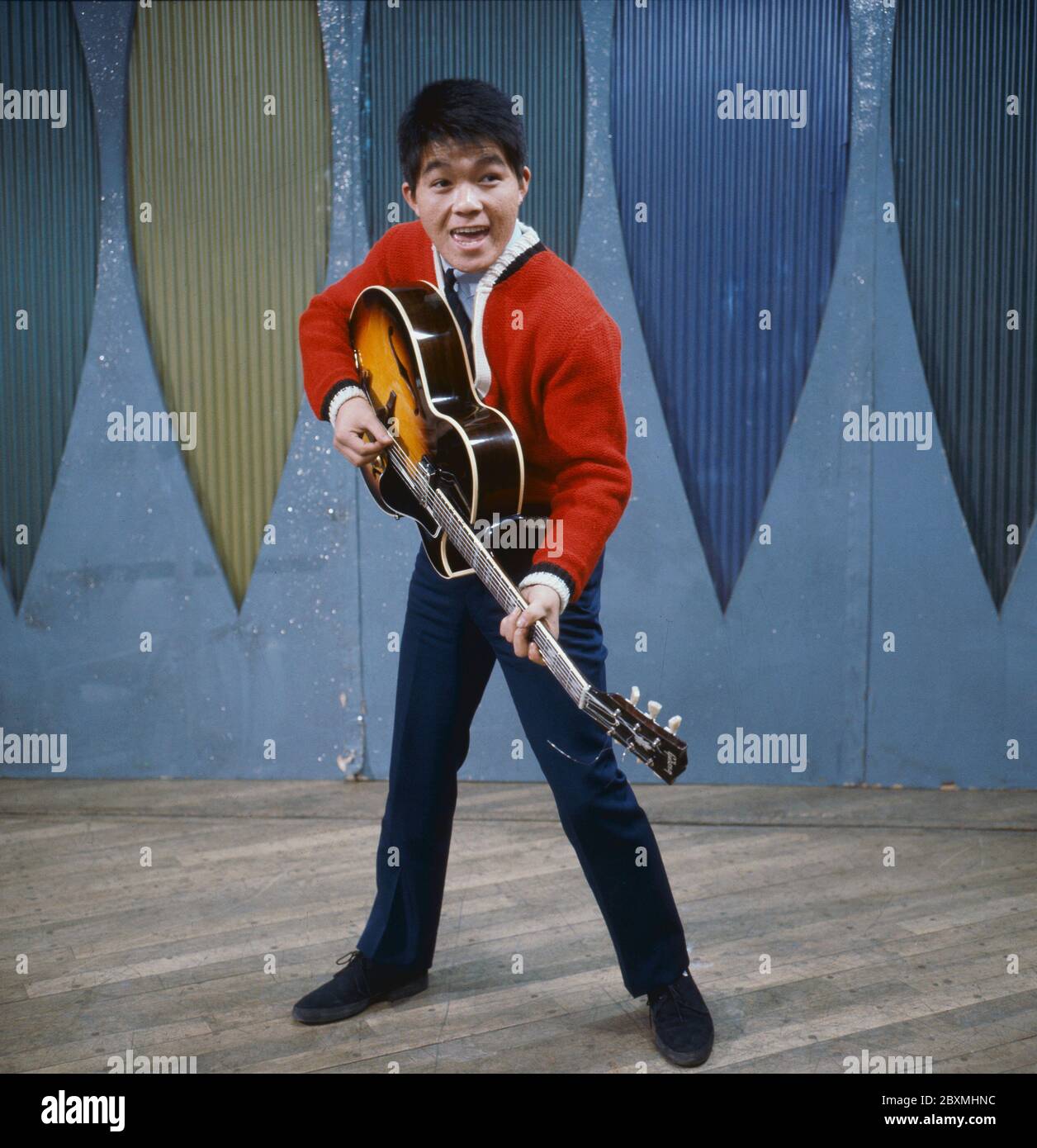 Kyu Sakamoto. (1941-1985) Japanischer Sänger, der außerhalb Japans am besten für seinen internationalen Hit 'UE o Muite Aruko' (auf englischsprachigen Märkten als 'Sukiyaki' bekannt) bekannt ist, der auf Japanisch gesungen wurde und über 13 Millionen Exemplare verkaufte. Im Juni 1963 erreichte er die Nummer eins im US-amerikanischen Billboard Hot 100 und machte Sakamoto zum ersten asiatischen Plattenkünstler, der einen Song der Nummer eins auf der Karte hat. Stockfoto Kyu Sakamoto. (1941-1985) Japanischer Sänger, der außerhalb Japans am besten für seinen internationalen Hit 'UE o Muite Aruko' (auf englischsprachigen Märkten als 'Sukiyaki' bekannt) bekannt ist, der auf Japanisch gesungen wurde und über 13 Millionen Exemplare verkaufte. Im Juni 1963 erreichte er die Nummer eins im US-amerikanischen Billboard Hot 100 und machte Sakamoto zum ersten asiatischen Plattenkünstler, der einen Song der Nummer eins auf der Karte hat. Stockfoto