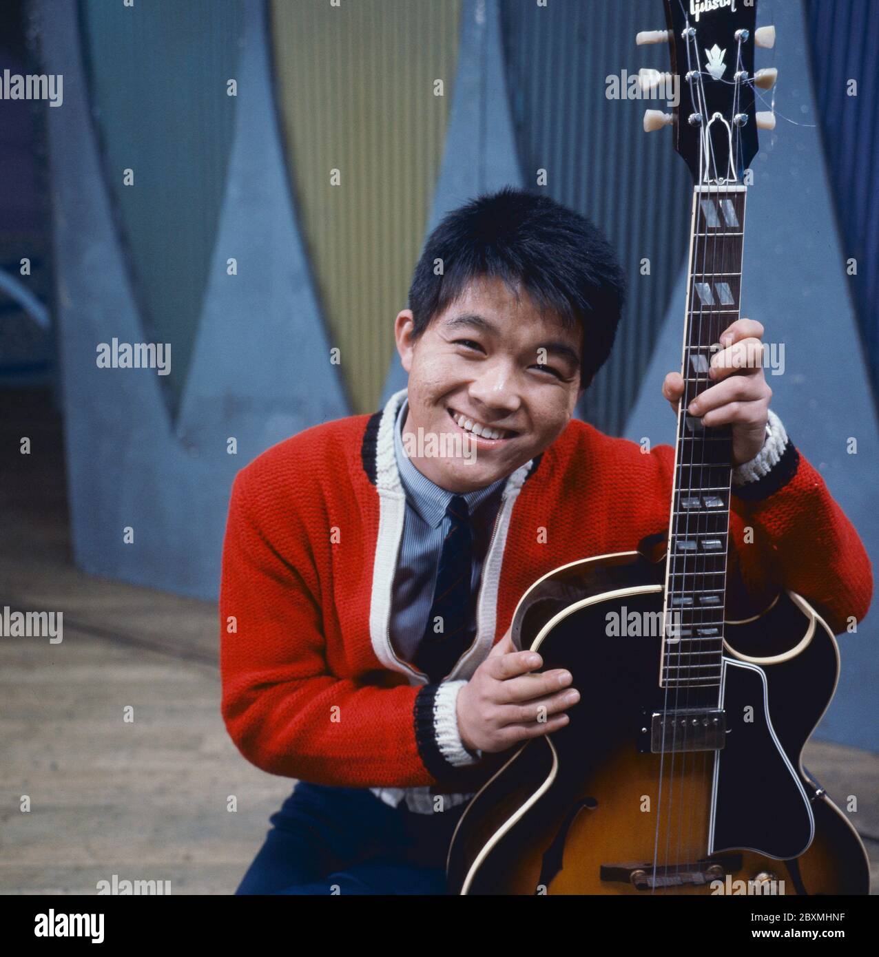 Kyu Sakamoto. (1941-1985) Japanischer Sänger, der außerhalb Japans am besten für seinen internationalen Hit 'UE o Muite Aruko' (auf englischsprachigen Märkten als 'Sukiyaki' bekannt) bekannt ist, der auf Japanisch gesungen wurde und über 13 Millionen Exemplare verkaufte. Im Juni 1963 erreichte er die Nummer eins im US-amerikanischen Billboard Hot 100 und machte Sakamoto zum ersten asiatischen Plattenkünstler, der einen Song der Nummer eins auf der Karte hat. Stockfoto Kyu Sakamoto. (1941-1985) Japanischer Sänger, der außerhalb Japans am besten für seinen internationalen Hit 'UE o Muite Aruko' (auf englischsprachigen Märkten als 'Sukiyaki' bekannt) bekannt ist, der auf Japanisch gesungen wurde und über 13 Millionen Exemplare verkaufte. Im Juni 1963 erreichte er die Nummer eins im US-amerikanischen Billboard Hot 100 und machte Sakamoto zum ersten asiatischen Plattenkünstler, der einen Song der Nummer eins auf der Karte hat. Stockfoto