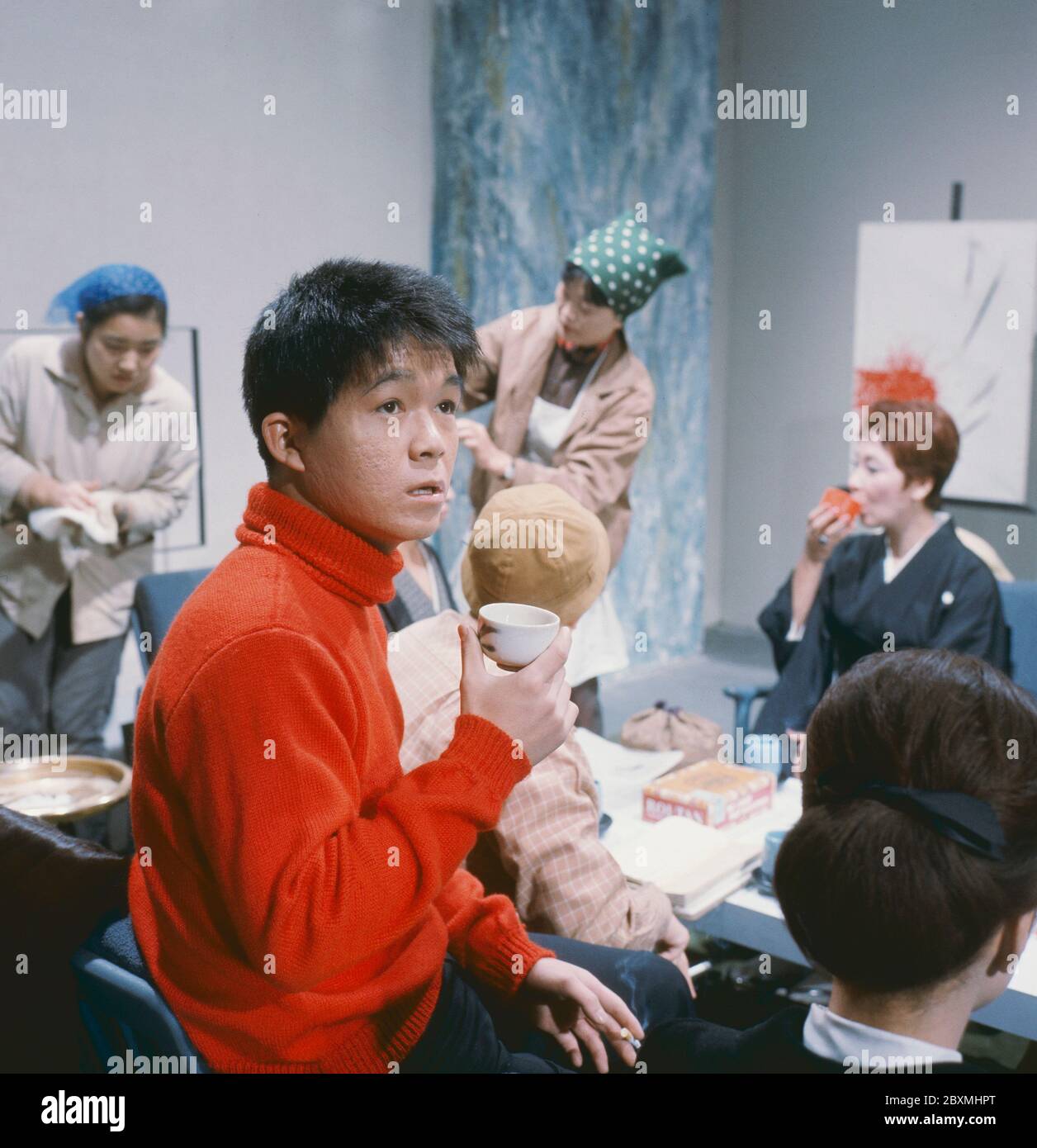 Kyu Sakamoto. (1941-1985) Japanischer Sänger, der außerhalb Japans am besten für seinen internationalen Hit 'UE o Muite Aruko' (auf englischsprachigen Märkten als 'Sukiyaki' bekannt) bekannt ist, der auf Japanisch gesungen wurde und über 13 Millionen Exemplare verkaufte. Im Juni 1963 erreichte er die Nummer eins im US-amerikanischen Billboard Hot 100 und machte Sakamoto zum ersten asiatischen Plattenkünstler, der einen Song der Nummer eins auf der Karte hat. Stockfoto Kyu Sakamoto. (1941-1985) Japanischer Sänger, der außerhalb Japans am besten für seinen internationalen Hit 'UE o Muite Aruko' (auf englischsprachigen Märkten als 'Sukiyaki' bekannt) bekannt ist, der auf Japanisch gesungen wurde und über 13 Millionen Exemplare verkaufte. Im Juni 1963 erreichte er die Nummer eins im US-amerikanischen Billboard Hot 100 und machte Sakamoto zum ersten asiatischen Plattenkünstler, der einen Song der Nummer eins auf der Karte hat. Stockfoto