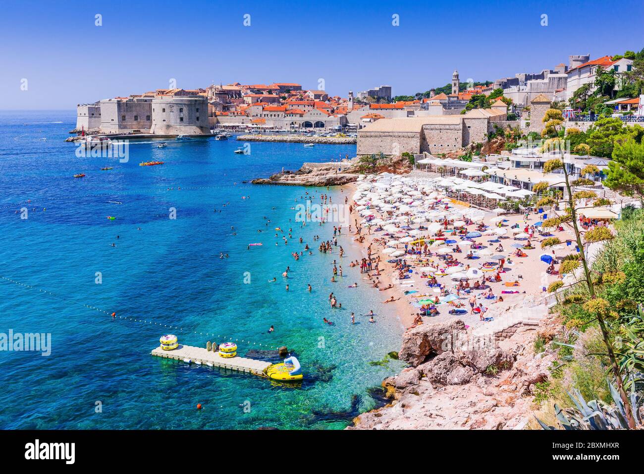 Dubrovnik, Kroatien. Öffentlicher Strand und Altstadt Dubrovnik. Stockfoto