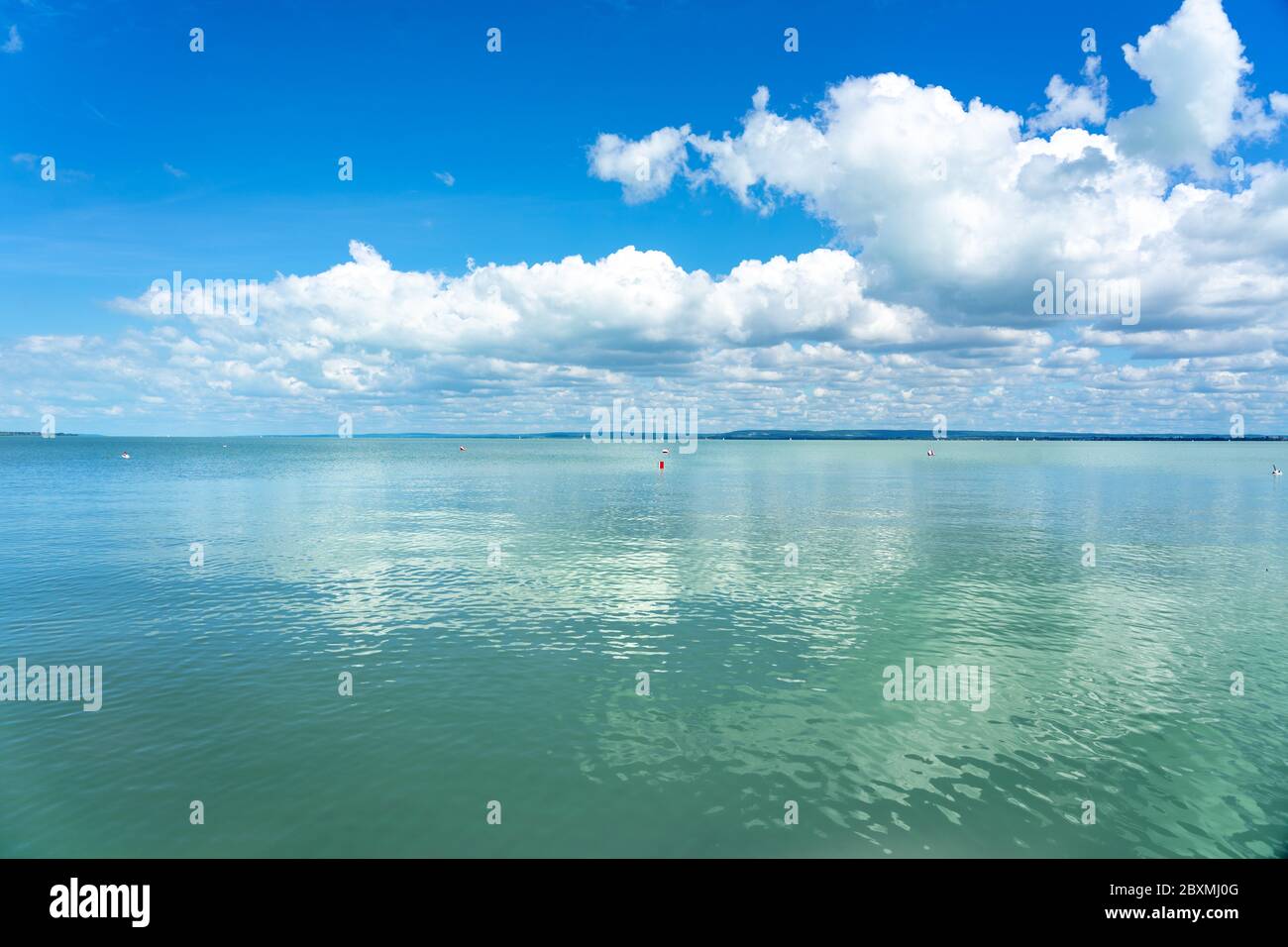 Einfaches Bild über den Plattensee in Ungarn mit blauem Himmel und Wolkenrückbildung auf dem Wasser Stockfoto