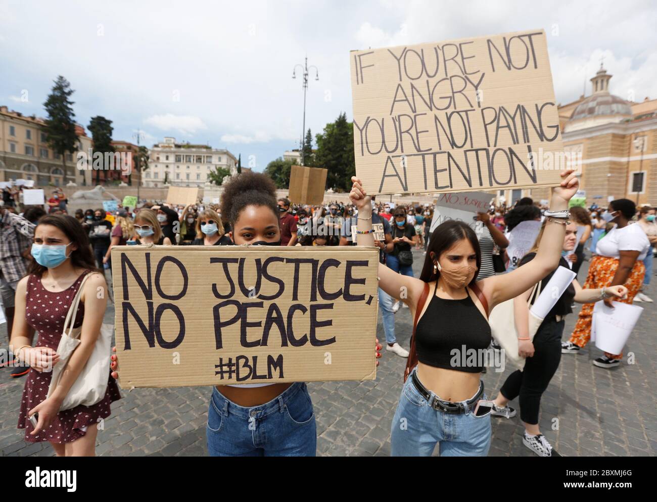 Rom, Italien. Juni 2020. Demonstranten, die Schutzmasken tragen, um sich gegen die Verbreitung von COVID-19 zu schützen, besuchen eine Demonstration auf der Piazza del Popolo, in Solidarität mit den Demonstrationen der USA nach George Floyds Tod. Menschen weltweit rufen nach Gerechtigkeit für Floyd, der am letzten 25. Mai in Minneapolis starb, nachdem er von einem Polizisten, der auf seinem Hals für mehr als 8 Minuten kniet, bis er erstickt, zurückgehalten wurde. Kredit: Riccardo De Luca - Update Images/Alamy Live News Stockfoto