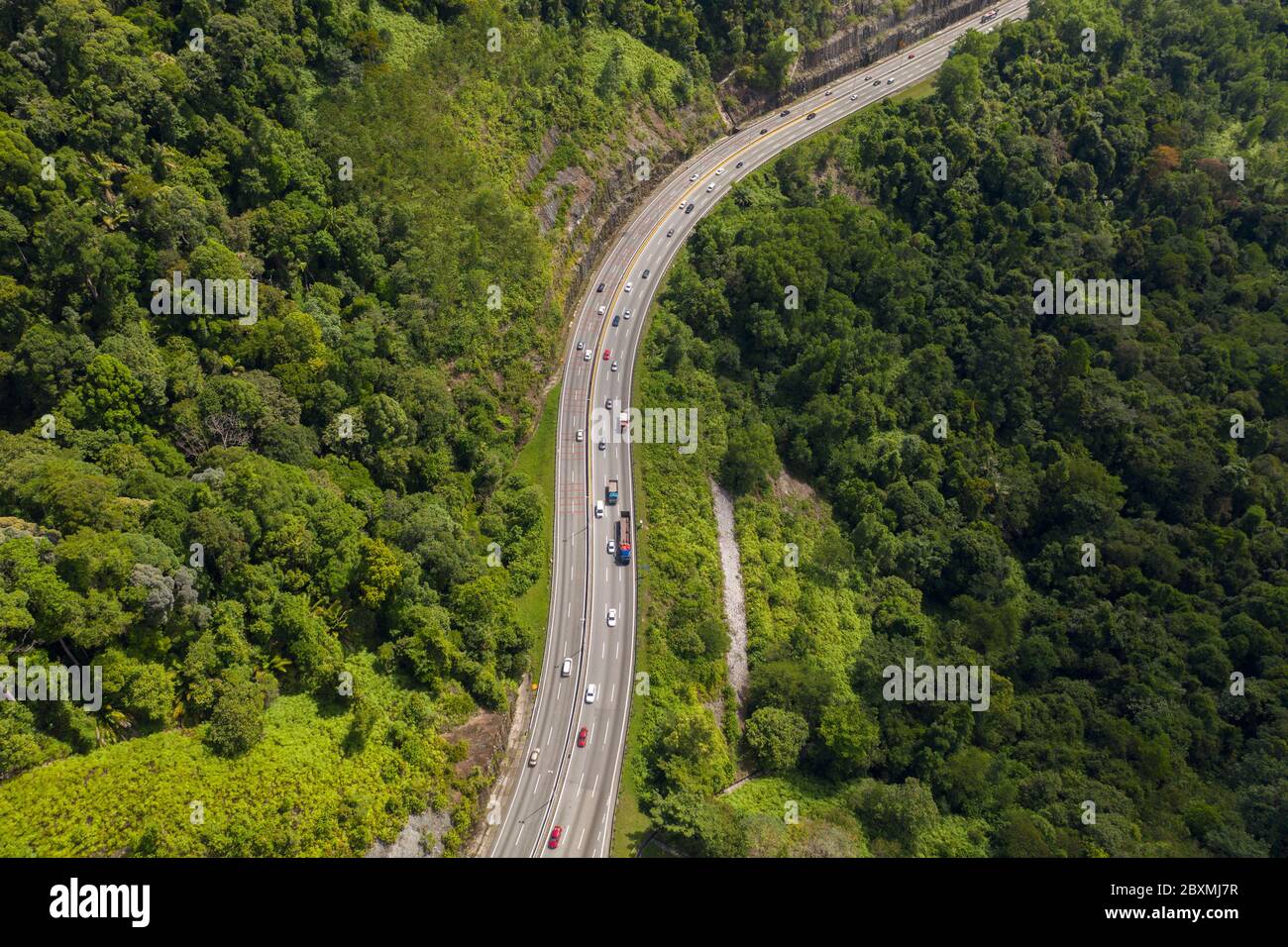 Luftaufnahme des schönen Nord-Süd-Highway durch gebirgigen tropischen Dschungel im Perak State, Malaysia Stockfoto