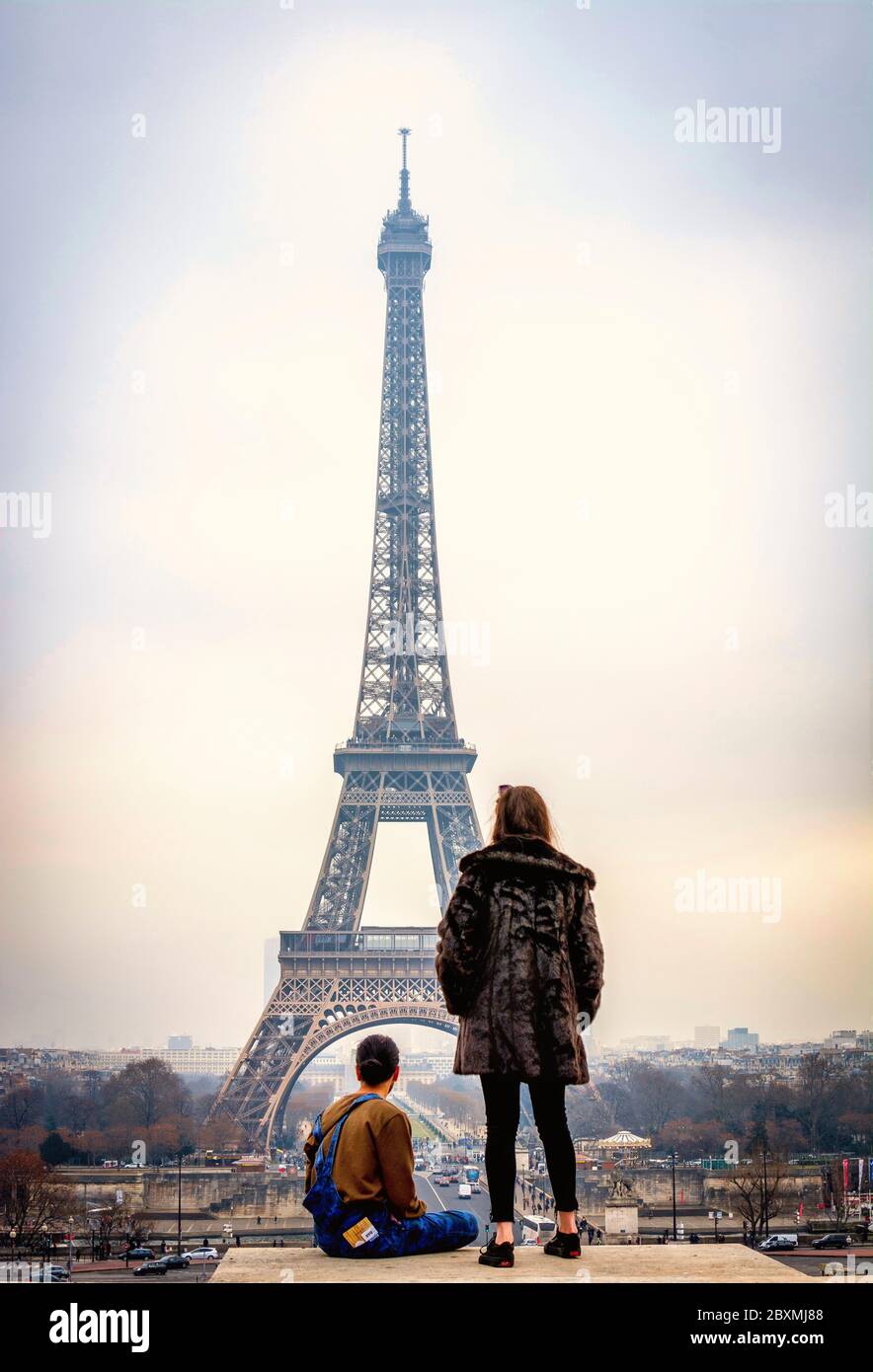 Tourist Blick auf den Eiffelturm, Tour Eiffel, Paris, Ile-de-France, Frankreich Stockfoto