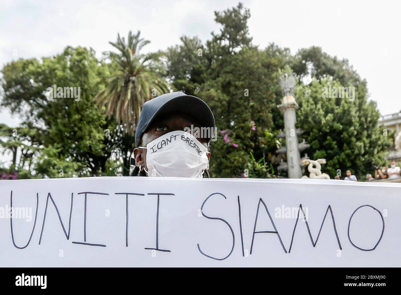 Rom, Italien. Juni 2020. Demonstranten, die Schutzmasken tragen, um sich gegen die Verbreitung von COVID-19 zu schützen, besuchen eine Demonstration auf der Piazza del Popolo, in Solidarität mit den Demonstrationen der USA nach George Floyds Tod. Menschen weltweit rufen nach Gerechtigkeit für Floyd, der am letzten 25. Mai in Minneapolis starb, nachdem er von einem Polizisten, der auf seinem Hals für mehr als 8 Minuten kniet, bis er erstickt, zurückgehalten wurde. Kredit: Riccardo De Luca - Update Images/Alamy Live News Stockfoto