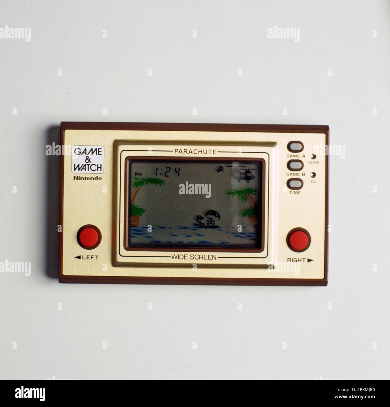Nintendo Game & Watch. Eine Serie von tragbaren elektronischen Spielen, die Nintendo zwischen 1980 und 1991 produzierte. Im Bild das Spiel Fallschirm Hexe wurde im juni 19 1981 gestartet. Breitbild Nintendo 100-Serie Stockfoto