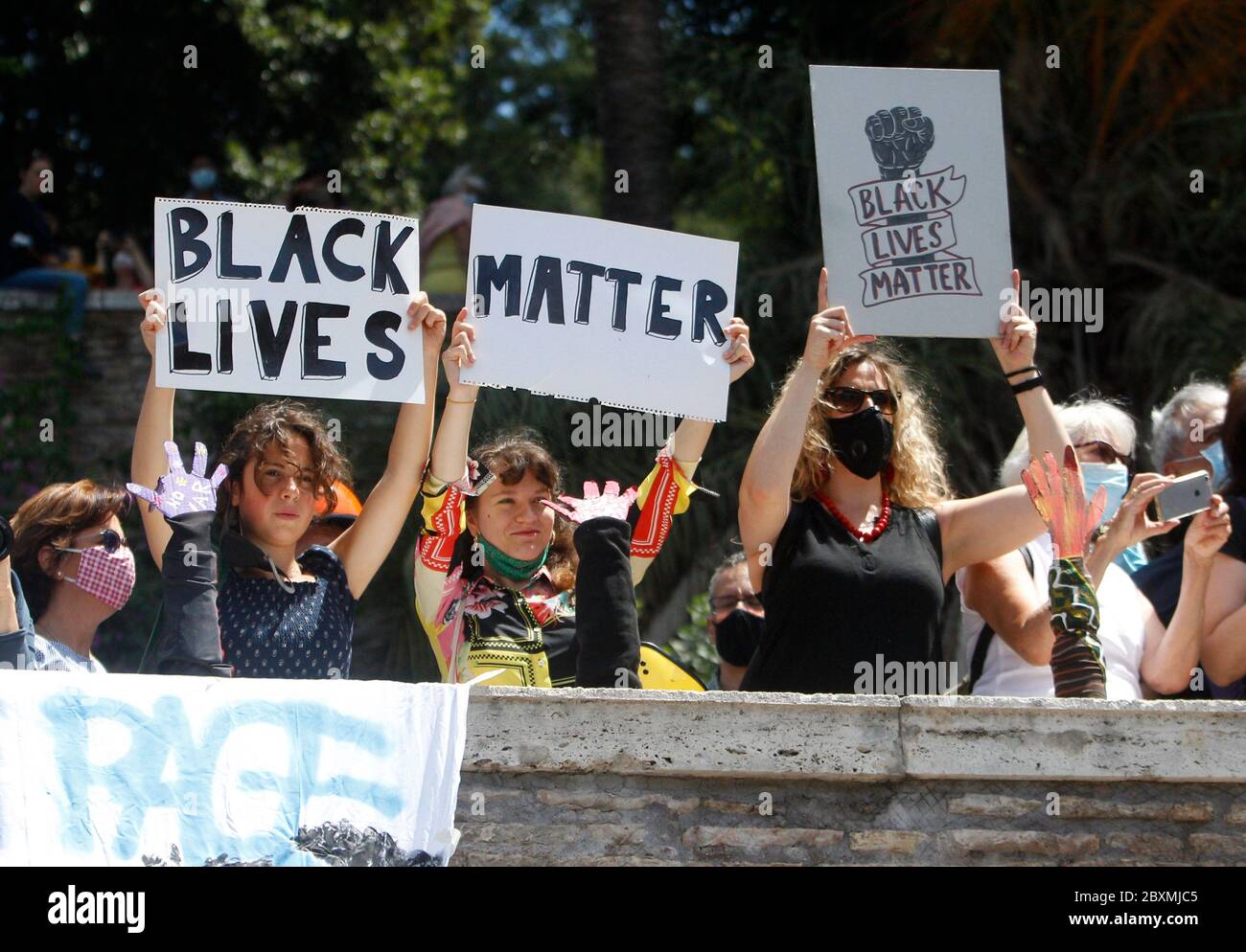 Rom, Italien. Juni 2020. Demonstranten besuchen eine Demonstration auf der Piazza del Popolo, in Solidarität mit den Demonstrationen der USA nach George Floyds Tod. Menschen weltweit rufen nach Gerechtigkeit für Floyd, der am letzten 25. Mai in Minneapolis starb, nachdem er von einem Polizisten, der auf seinem Hals für mehr als 8 Minuten kniet, bis er erstickt, zurückgehalten wurde. Kredit: Riccardo De Luca - Update Images/Alamy Live News Stockfoto