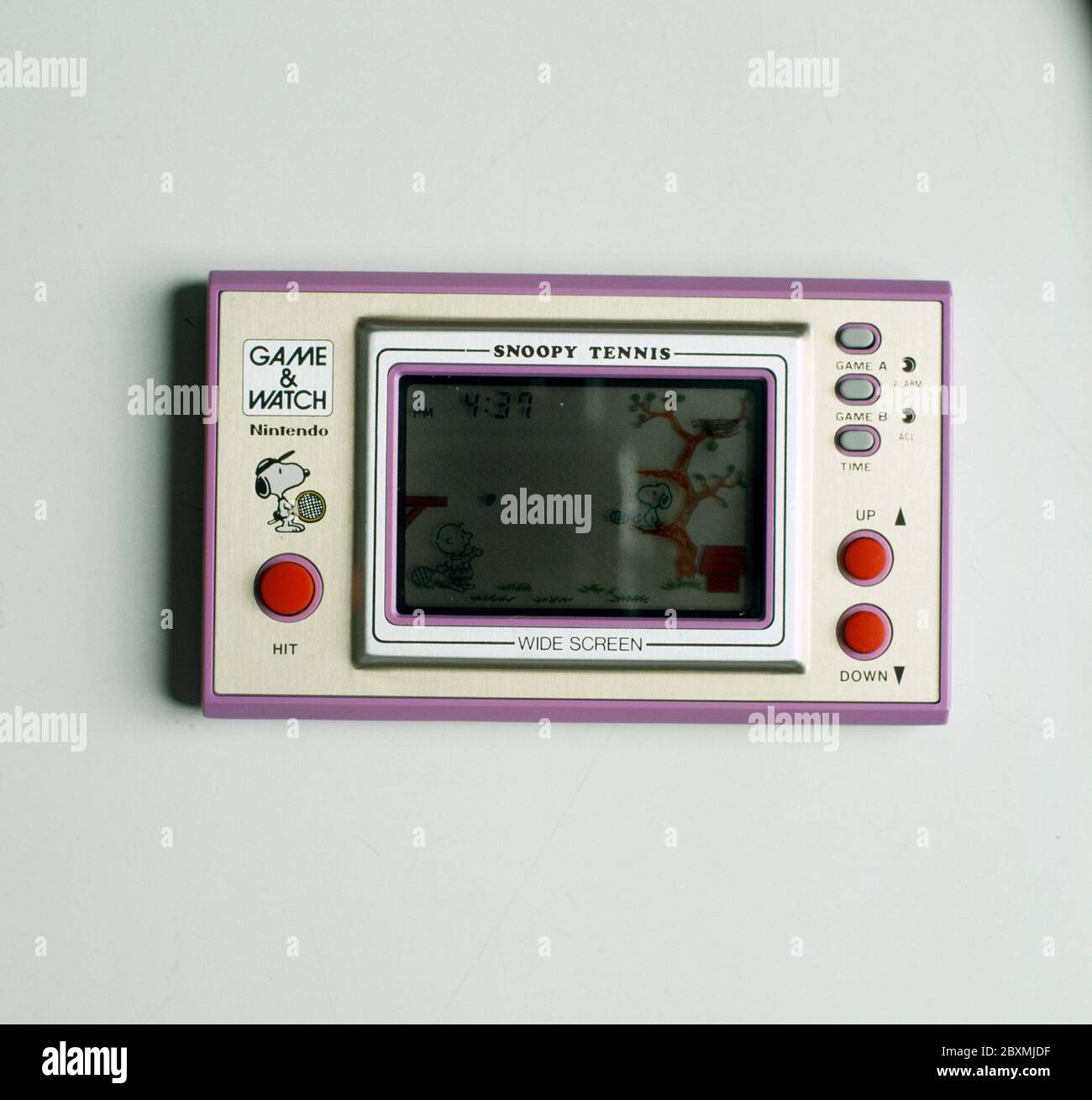 Nintendo Game & Watch. Eine Serie von tragbaren elektronischen Spielen, die Nintendo zwischen 1980 und 1991 produzierte. Im Bild das Spiel Snoopy Tennis Hexe wurde im april 28 1982 gestartet. Breitbild Nintendo 100-Serie Stockfoto