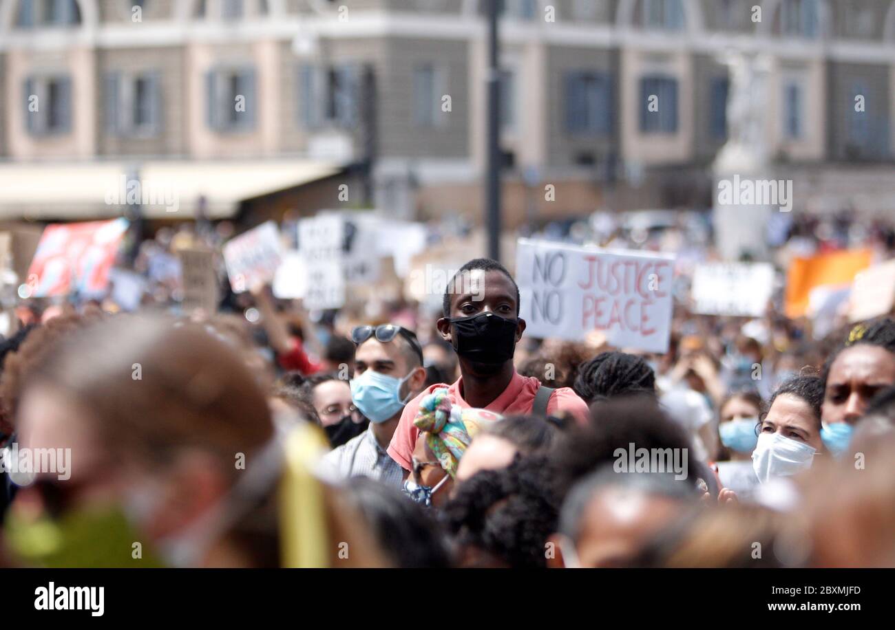 Rom, Italien. Juni 2020. Demonstranten, die Schutzmasken tragen, um sich gegen die Verbreitung von COVID-19 zu schützen, besuchen eine Demonstration auf der Piazza del Popolo, in Solidarität mit den Demonstrationen der USA nach George Floyds Tod. Menschen weltweit rufen nach Gerechtigkeit für Floyd, der am letzten 25. Mai in Minneapolis starb, nachdem er von einem Polizisten, der auf seinem Hals für mehr als 8 Minuten kniet, bis er erstickt, zurückgehalten wurde. Kredit: Riccardo De Luca - Update Images/Alamy Live News Stockfoto