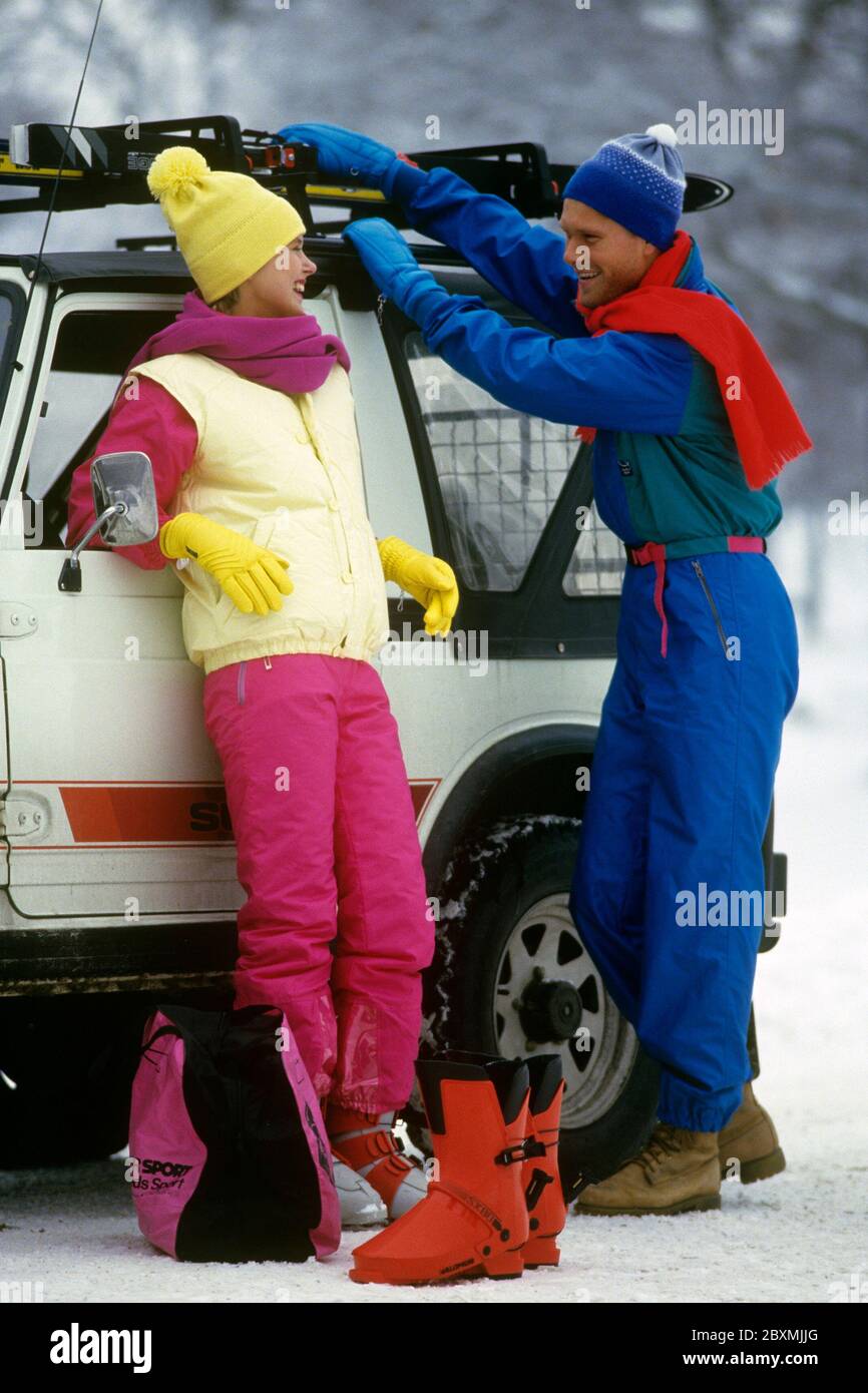 Winter in den 1980er Jahren. Ein junges Paar fotografierte in den typischen 80er Jahre Winter Outfits. In den 1980er Jahren waren die Farben hell und klar. Schweden 1986. CV50-12 Stockfoto