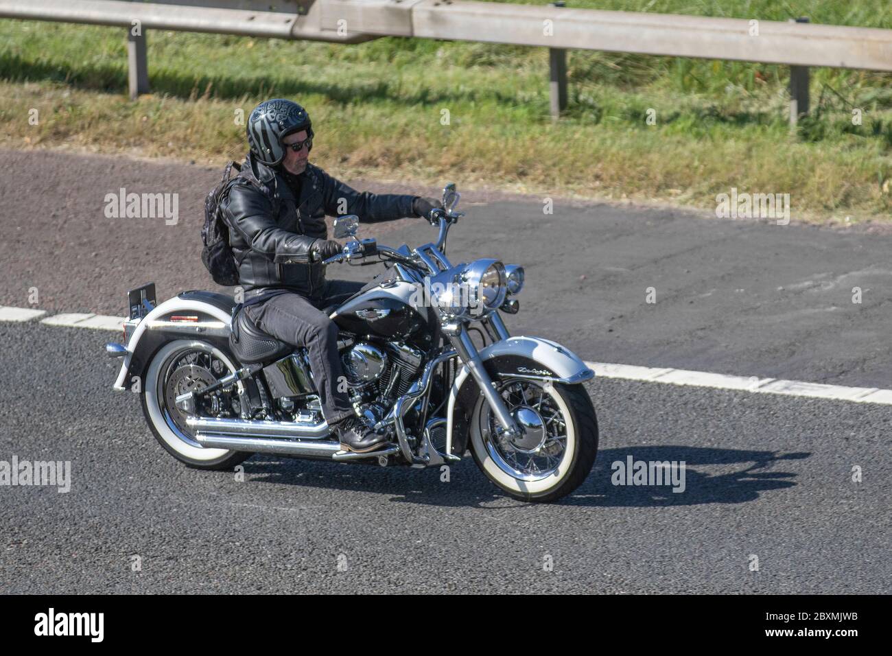 Silver Harley Davidson Deluxe White Softail Motorbike Rider; zweirädriger Transport, Motorräder, Fahrzeug, Straßen, Motorräder, Radfahrer, die auf der Autobahn M6 Chorley, Großbritannien, fahren Stockfoto