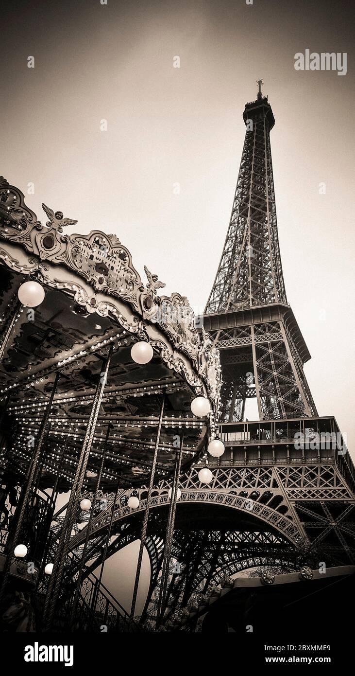 Altmodisches Karussell im Park in der Nähe des Eiffelturms. Paris. Ile de France. Frankreich. Stockfoto